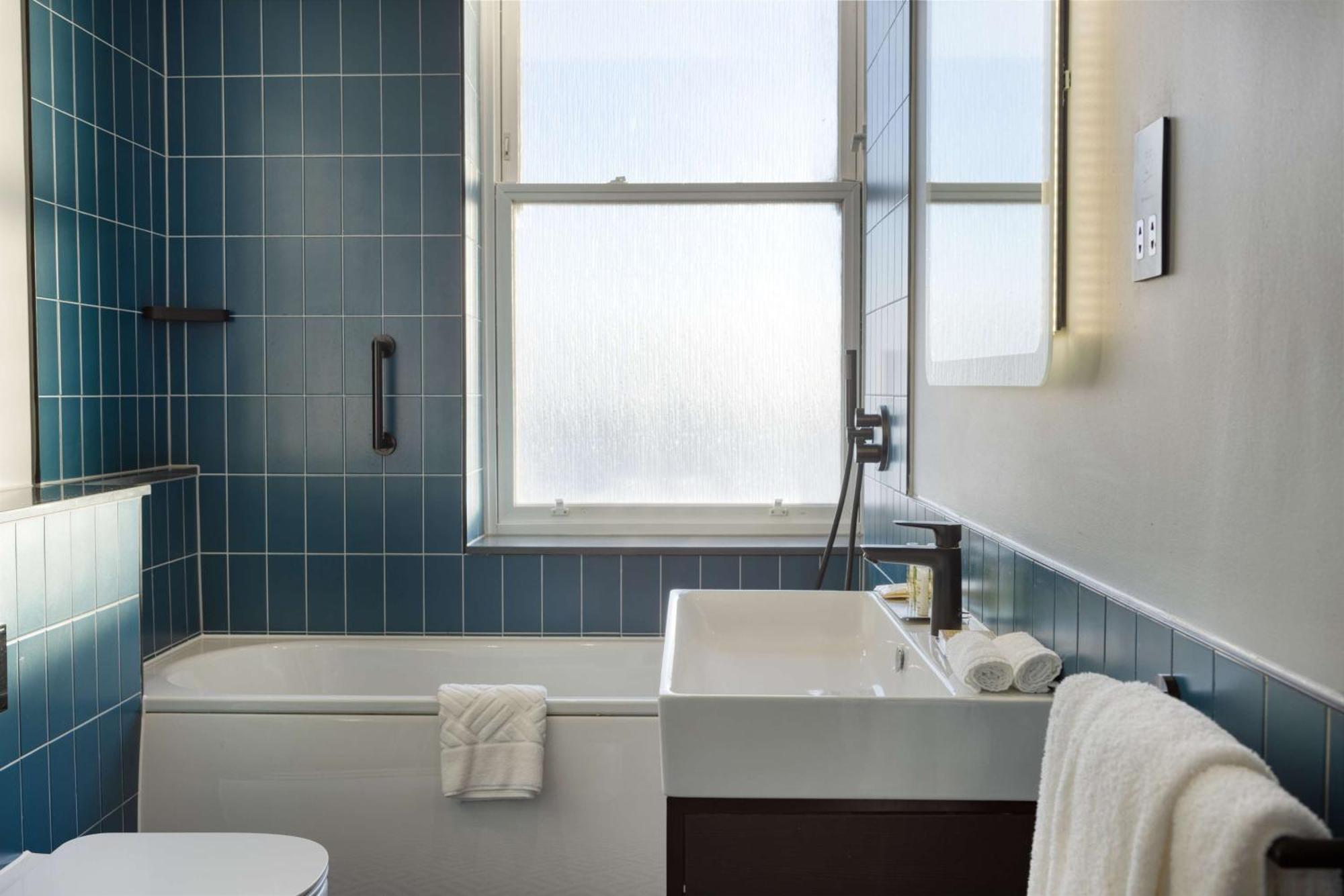 One-Bedroom King Suite with Sea View,1544826379:JPEG