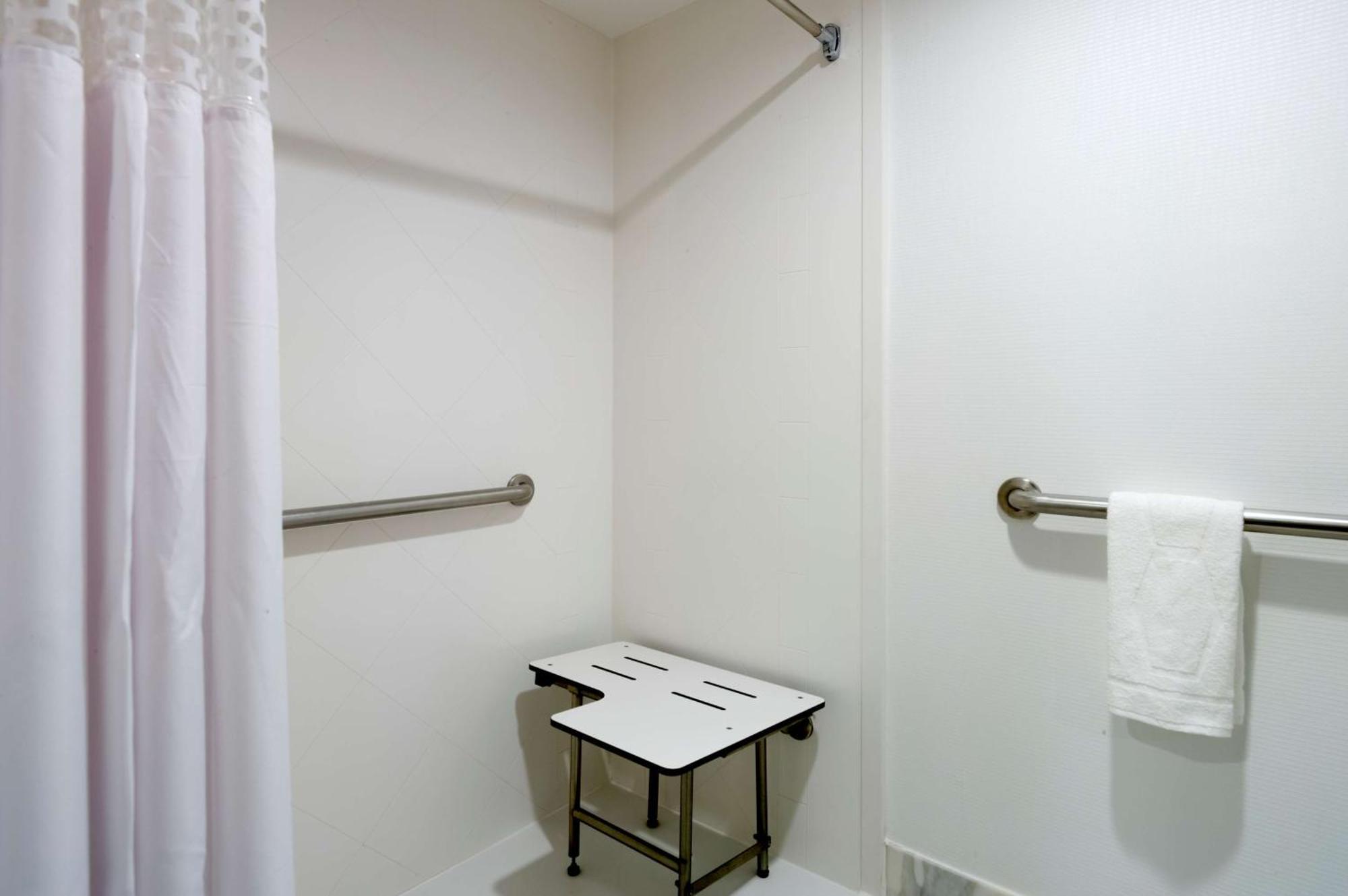 Chambre Lit King-Size avec Douche Accessible en Fauteuil Roulant - Adaptée aux Personnes à Mobilité Réduite/Non-Fumeurs