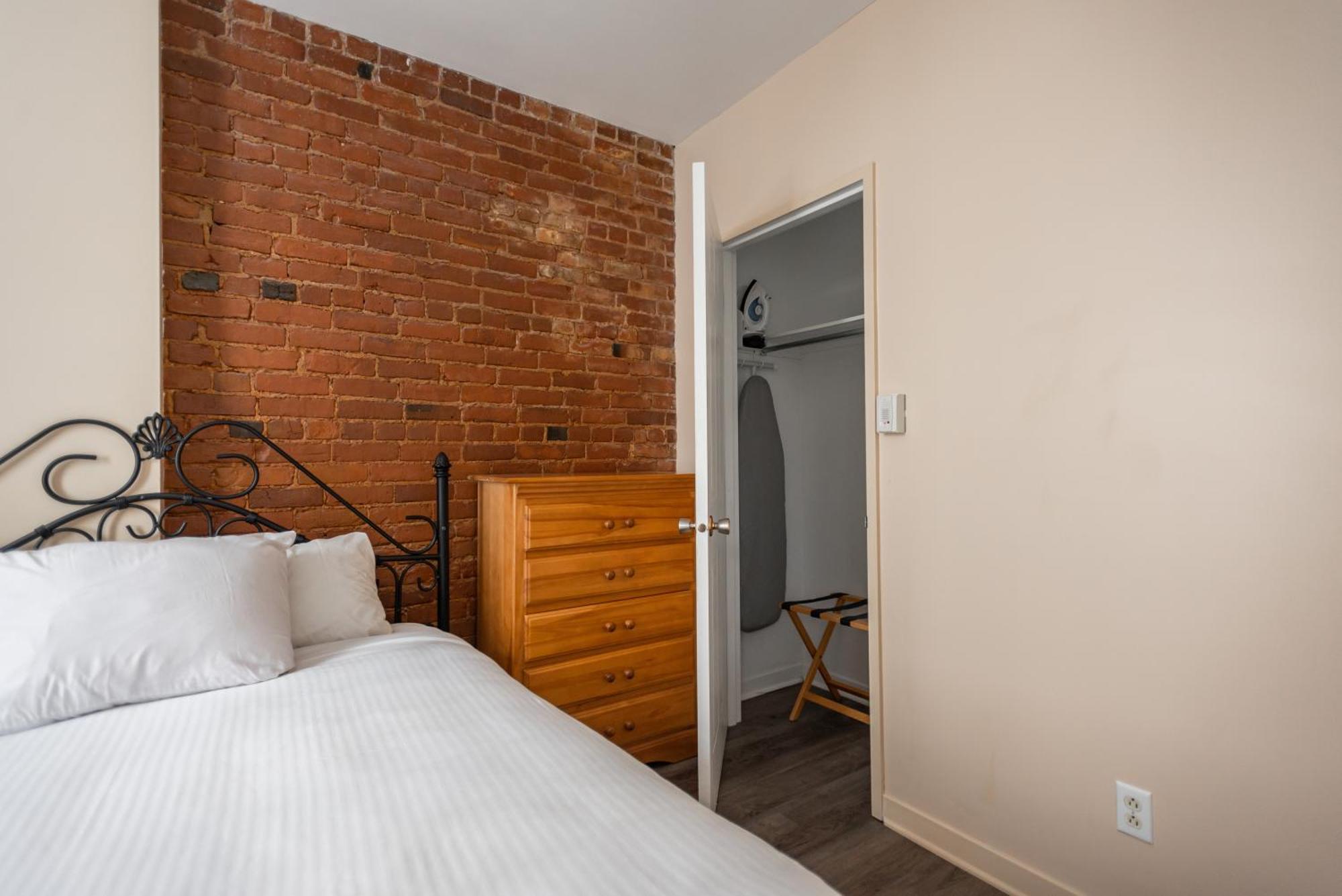 One-Bedroom Suite with Murphy bed,1549627375:JPEG