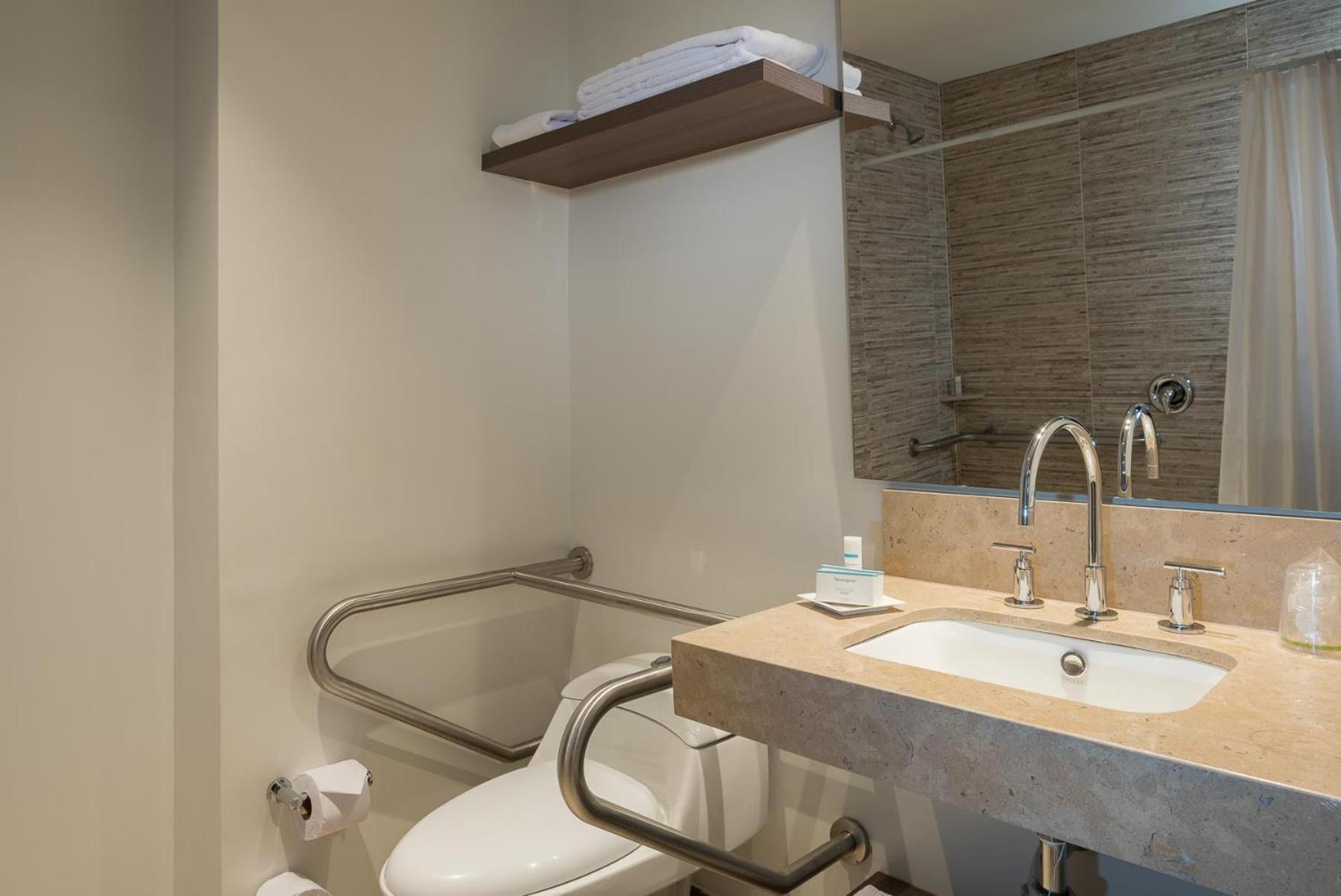 Chambre Lit Queen-Size pour Personnes à Mobilité Réduite avec Douche Accessible en Fauteuil Roulant - Non-Fumeurs