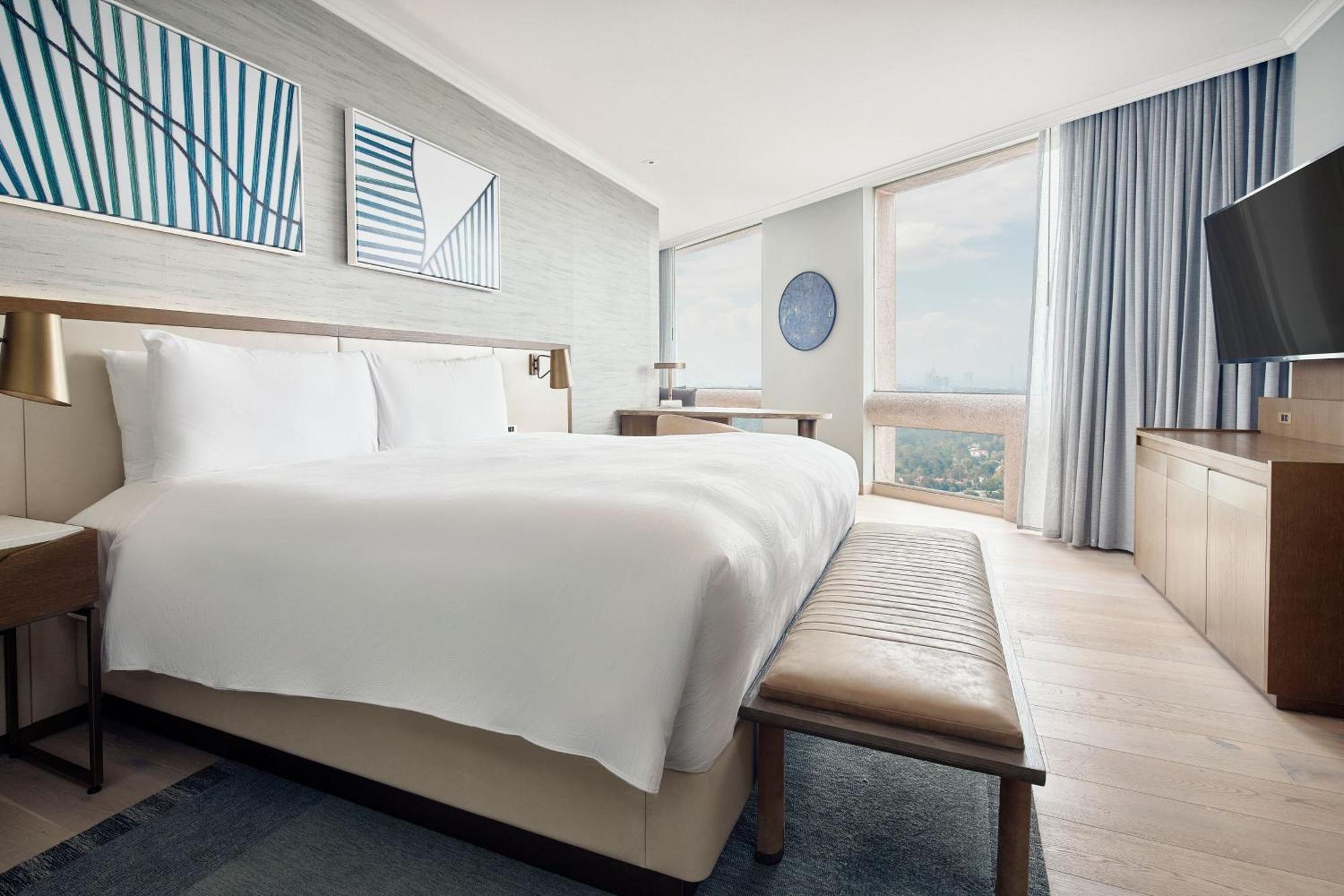 Master Suite, Executive lounge access, 1 King, Sofa bed,1707796911:JPEG