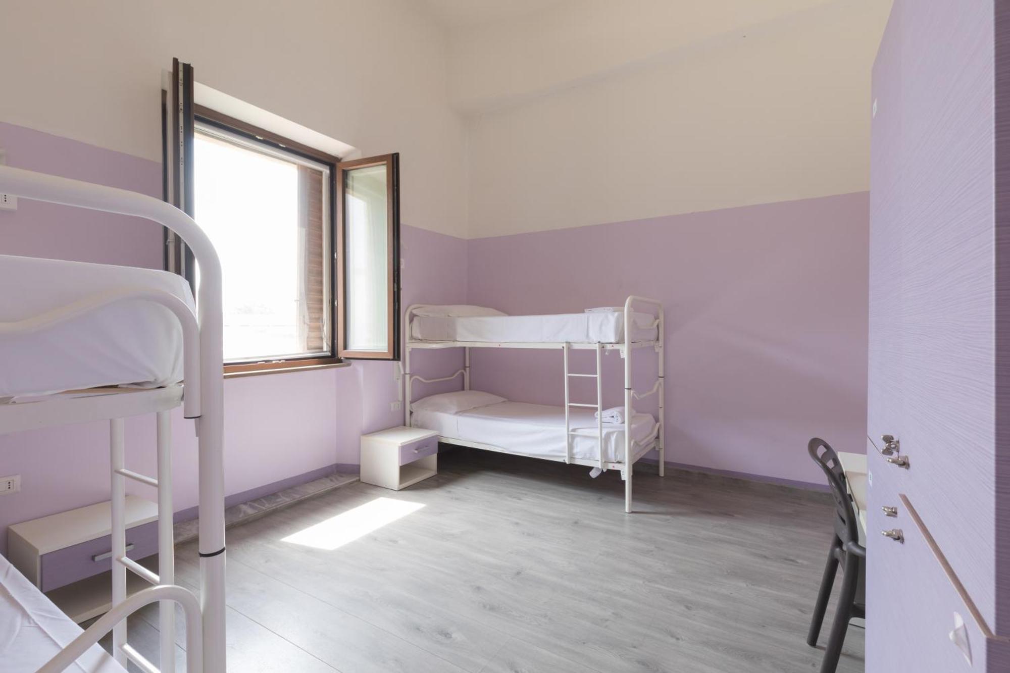 Lit dans Dortoir pour Femmes de 4 Lits