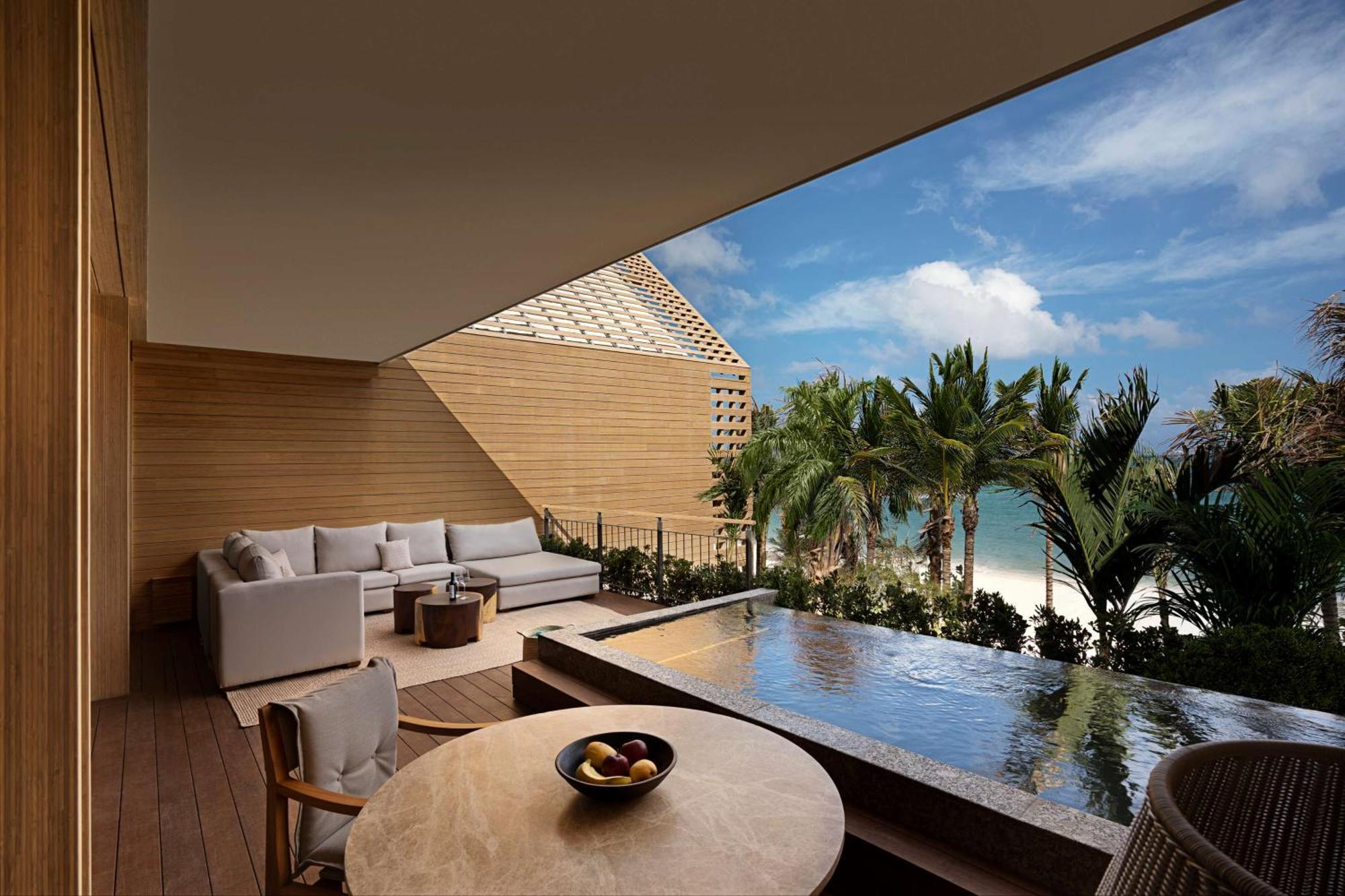Oceanfront Veranda Pool Suite King