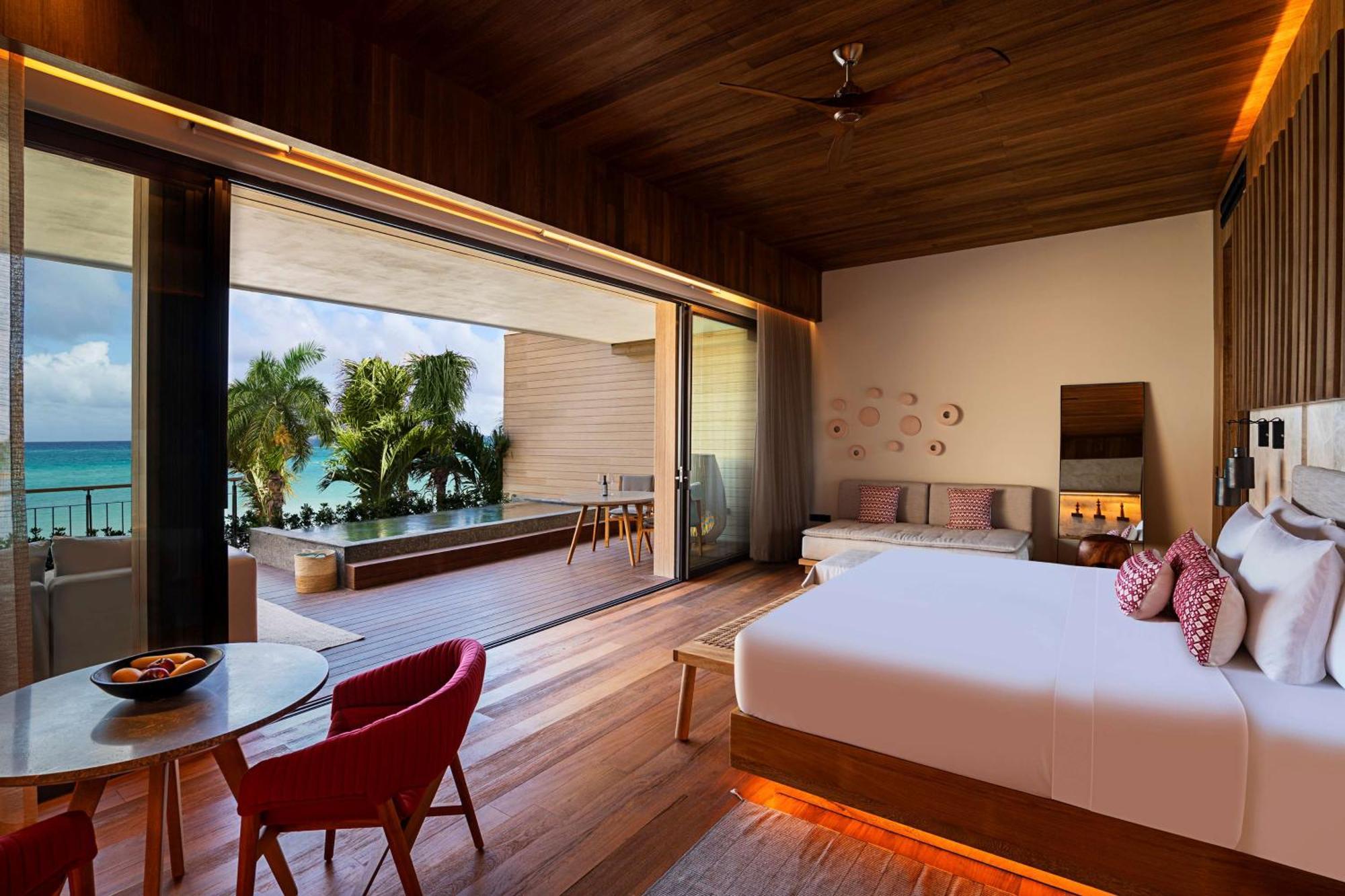 Oceanfront Veranda Pool Suite King