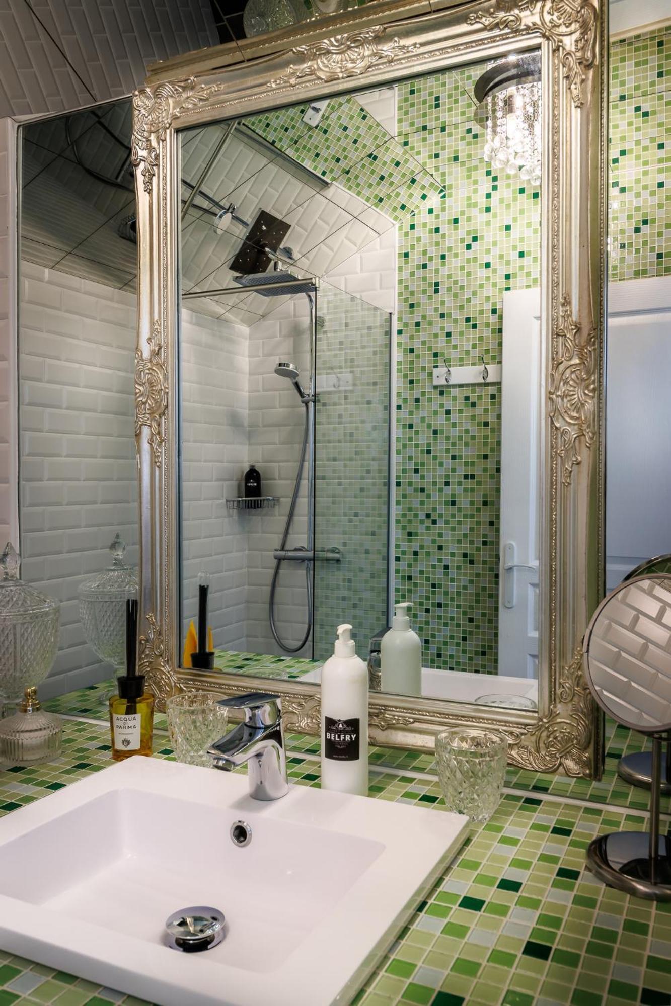 Chambre Lit King-Size avec Accès Gratuit au Spa - Vue sur Sanctuaire