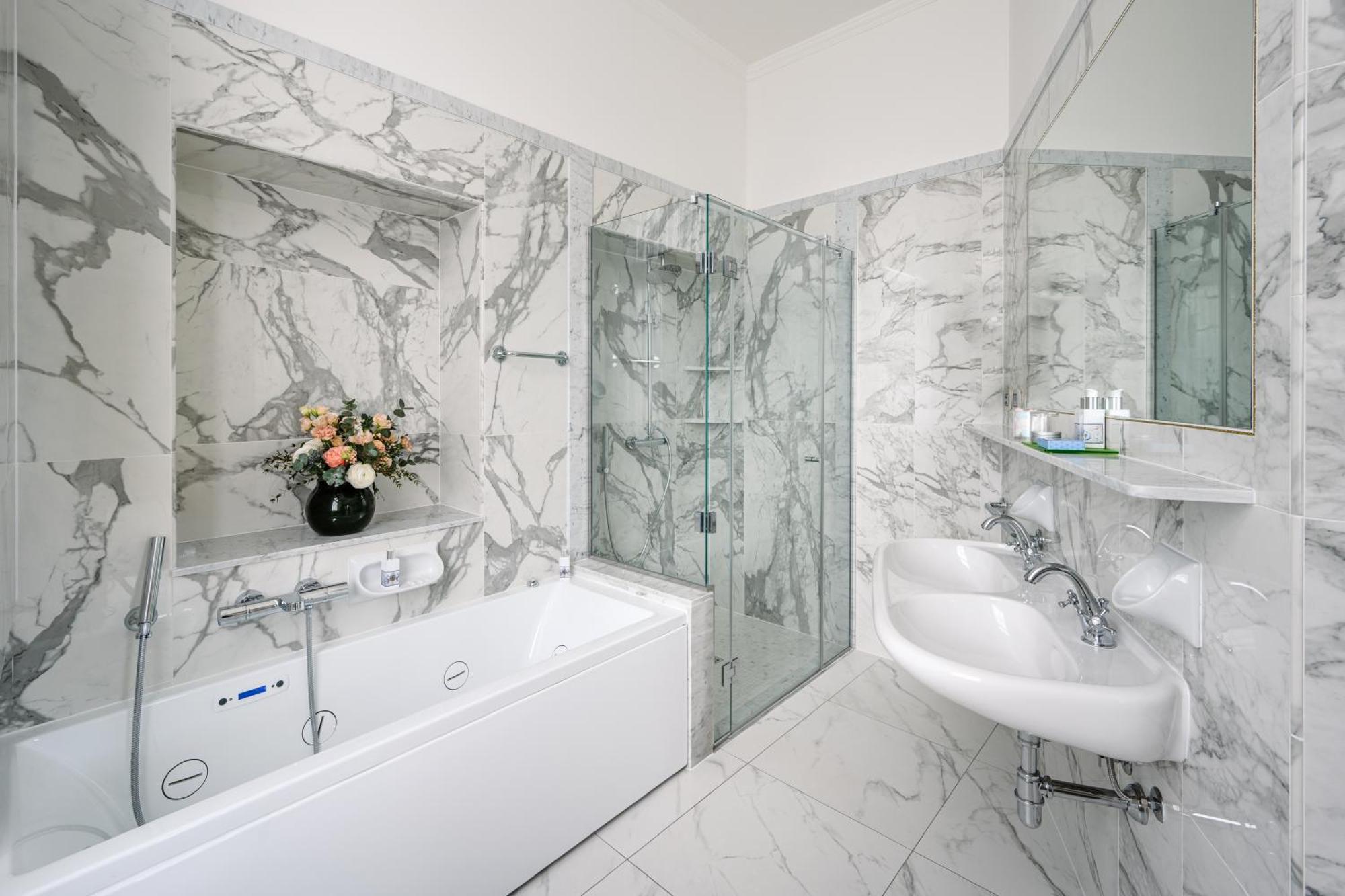 Helmut Newton Suite Lake View private access to our Garden,1586827540:JPEG