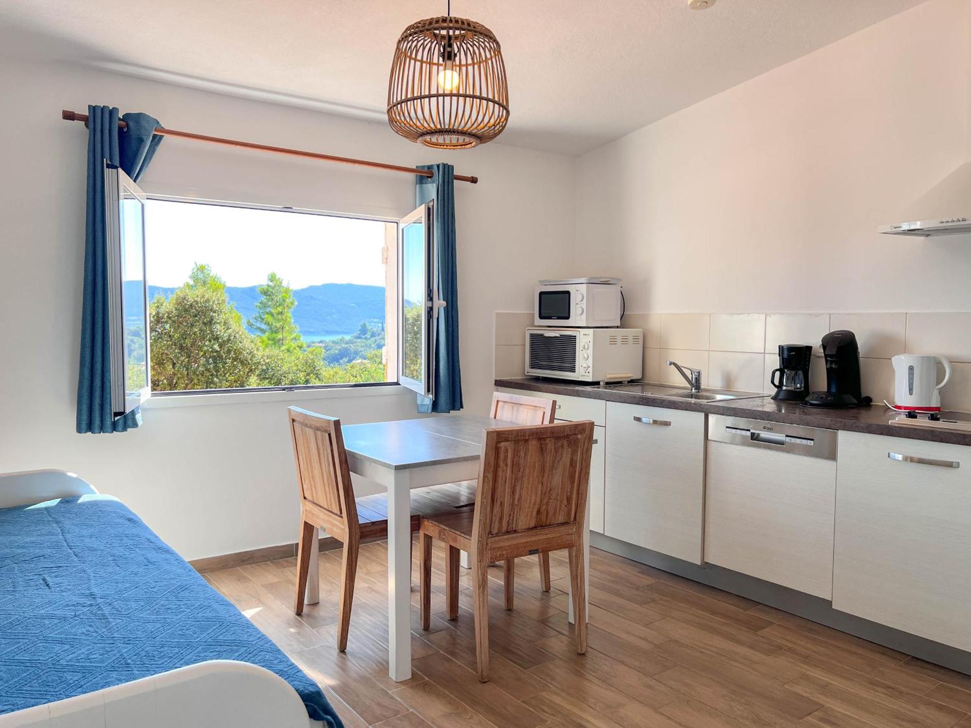 One-Bedroom Apartment Sea View