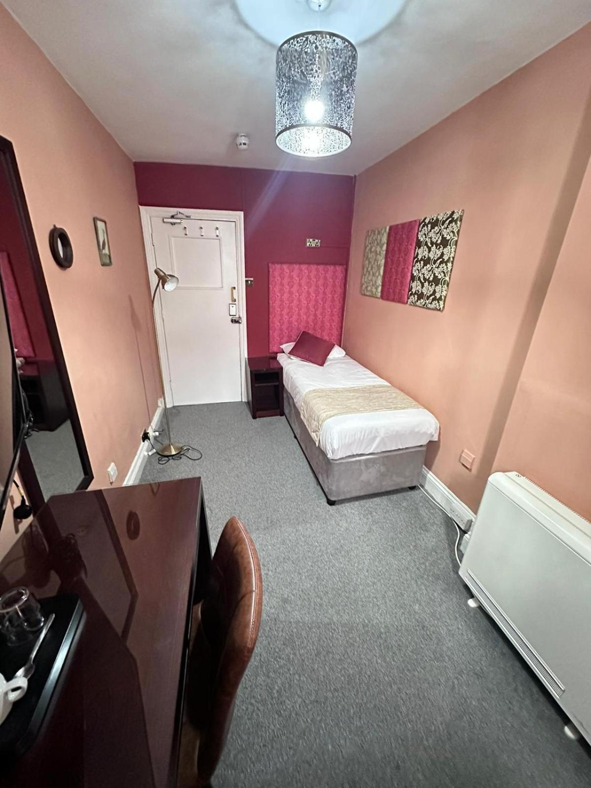 Single Room Private External Bathroom