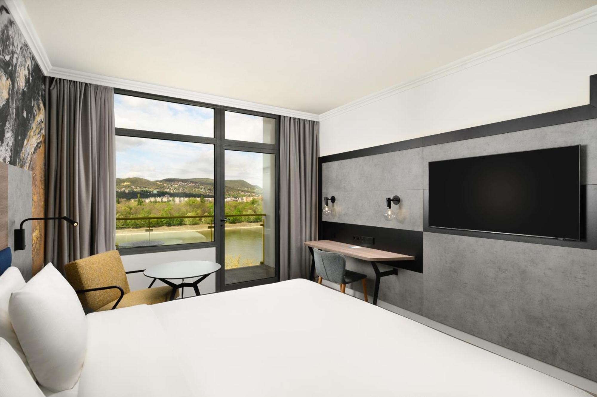 Premium Plus Double room with Balcony and Danube view (newly refurbished),1588038442:JPEG