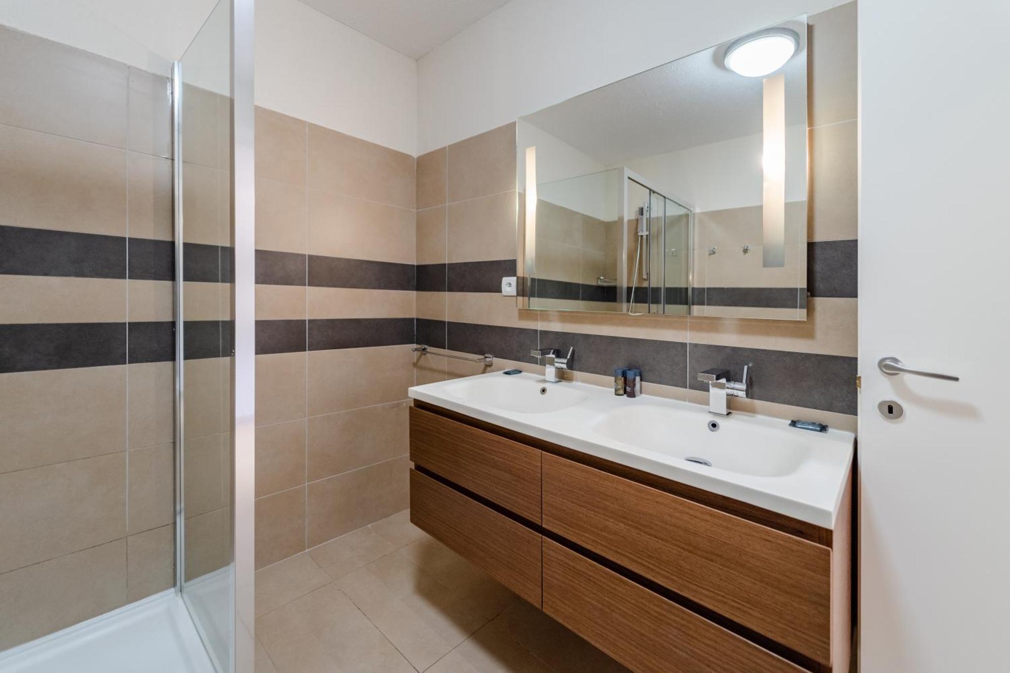 Deluxe Two-Bedroom Apartment Pool Side