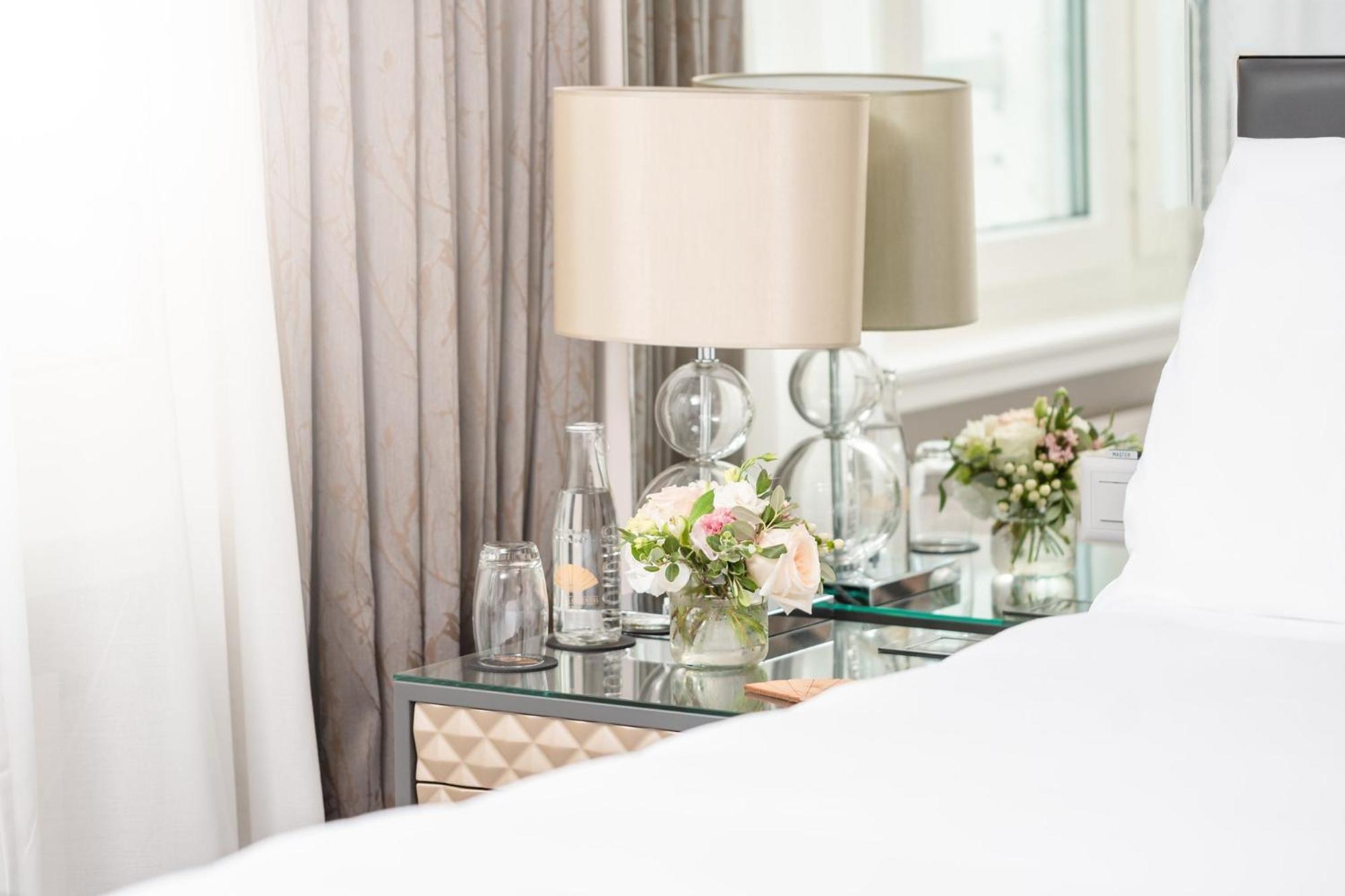 Mandarin River View King or Twin Room