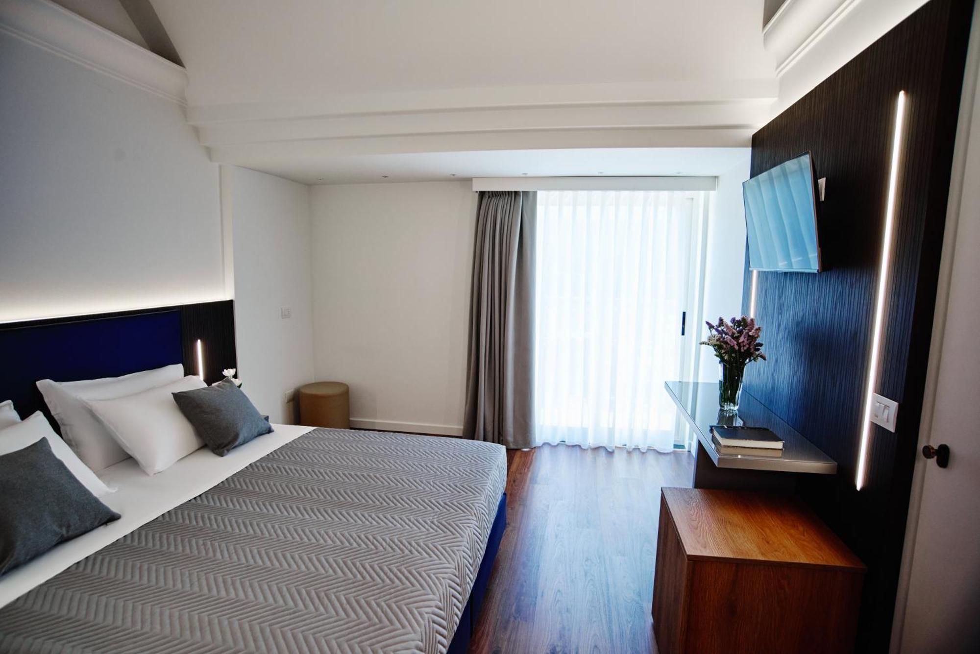 Deluxe Double Room with Side Sea View,1591483204:JPEG