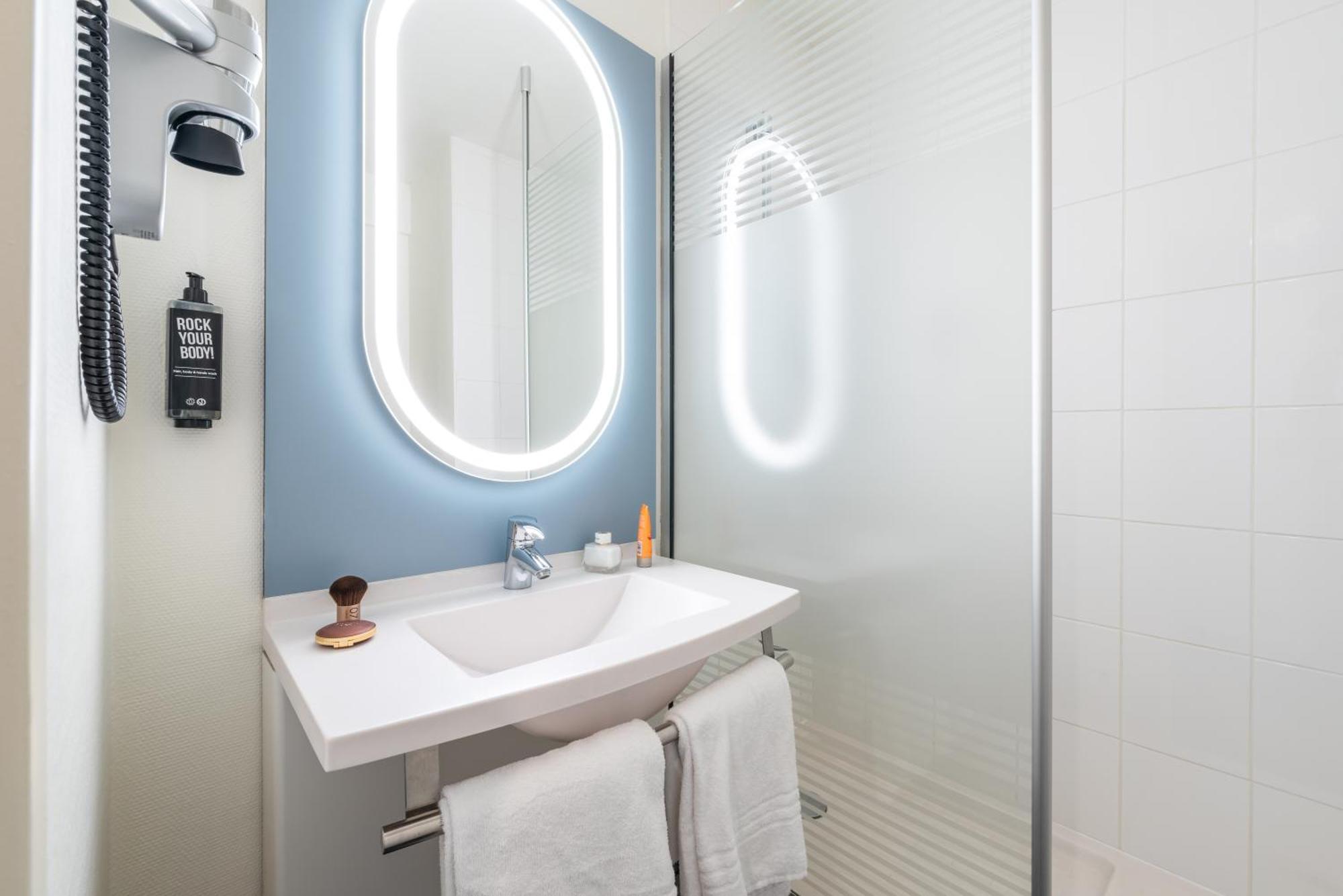 Standard Room with One Double Bed and One Single Bed,1704923035:JPEG