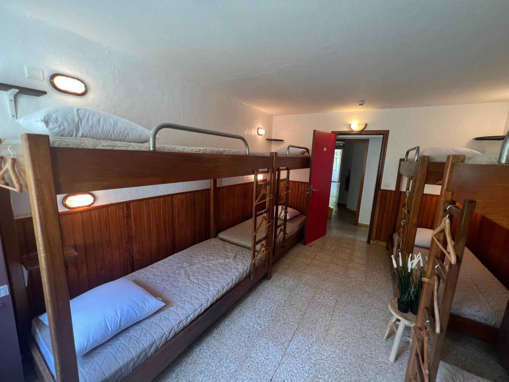 Lit dans Dortoir de 8 Lits