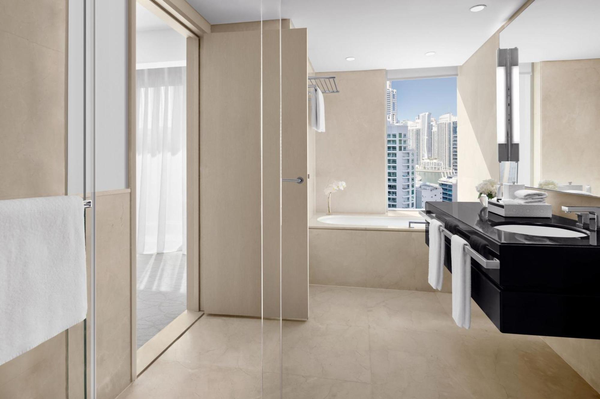 Chambre Exécutive avec Lit King-Size, Accès au Salon Club avec Petit-Déjeuner, Déjeuner et Dîner, Accès Direct au Centre Commercial Dubai Marina Mall et à la Promenade Dubai Marina Walk - Vue sur Ville