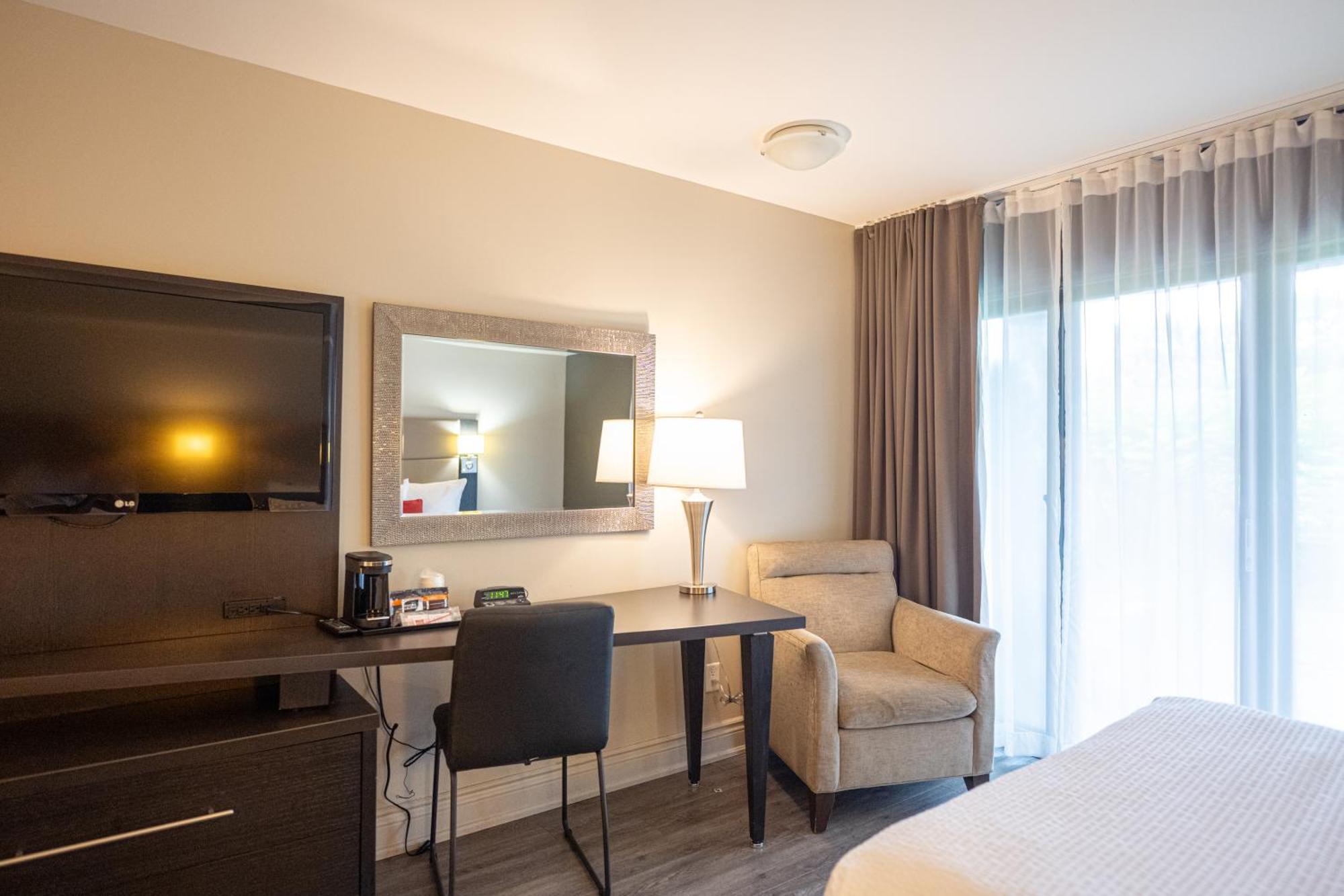 Chambre pour Personnes à Mobilité Réduite avec 1 Lit Queen-Size - Côté Rivière - Non-Fumeurs