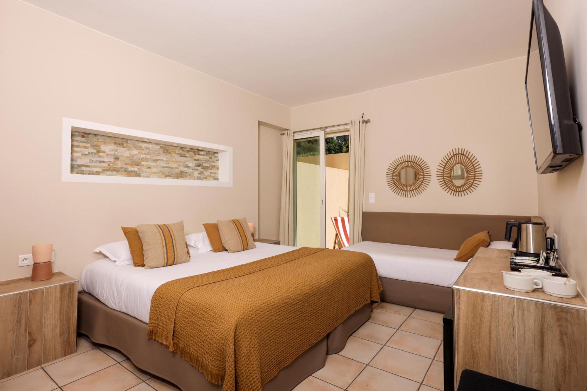 Chambre Triple Classique avec Patio