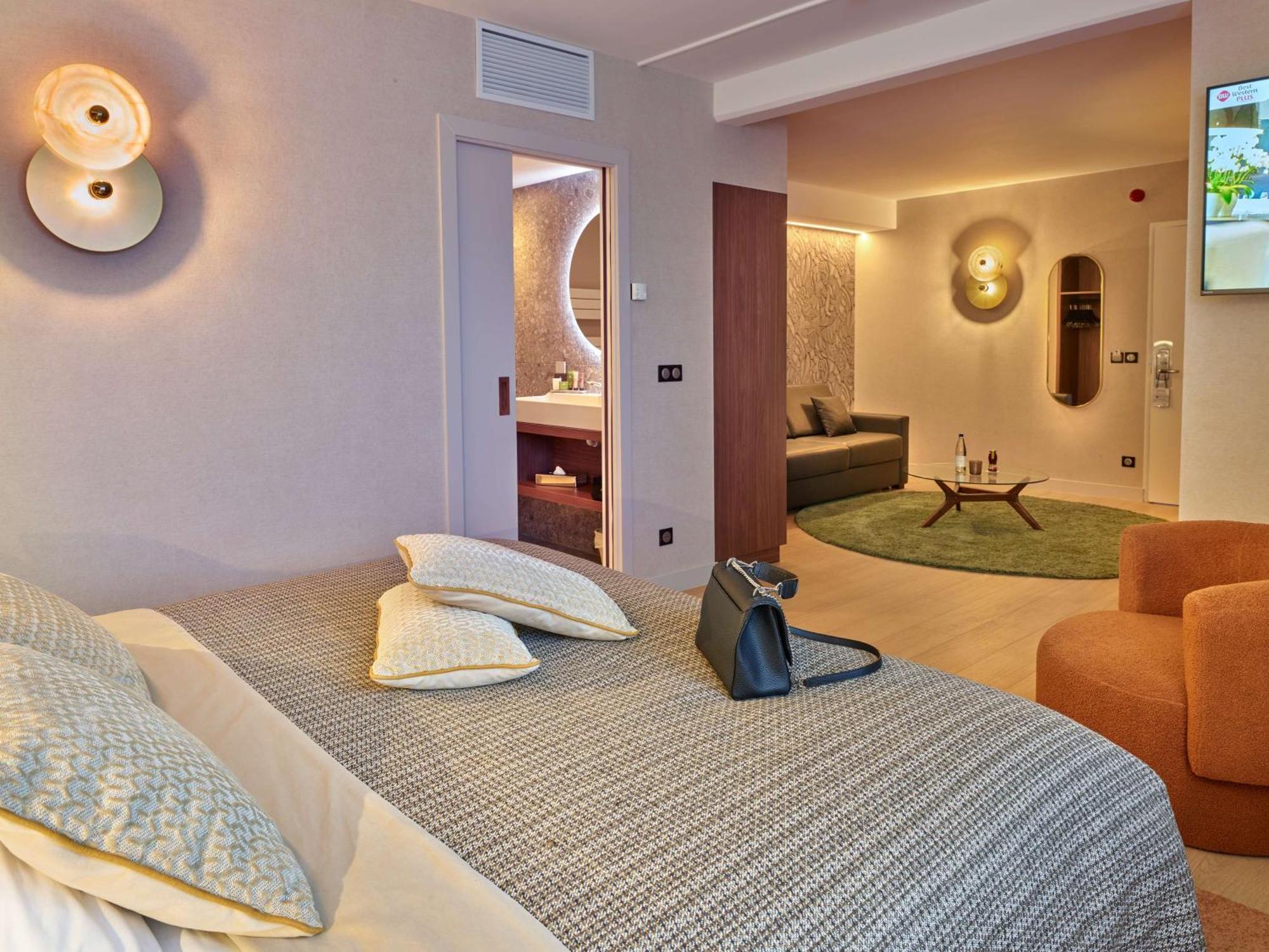 Larger Junior King Suite Sofa Bed Street Side or Non-Smoking,1604073912:JPEG