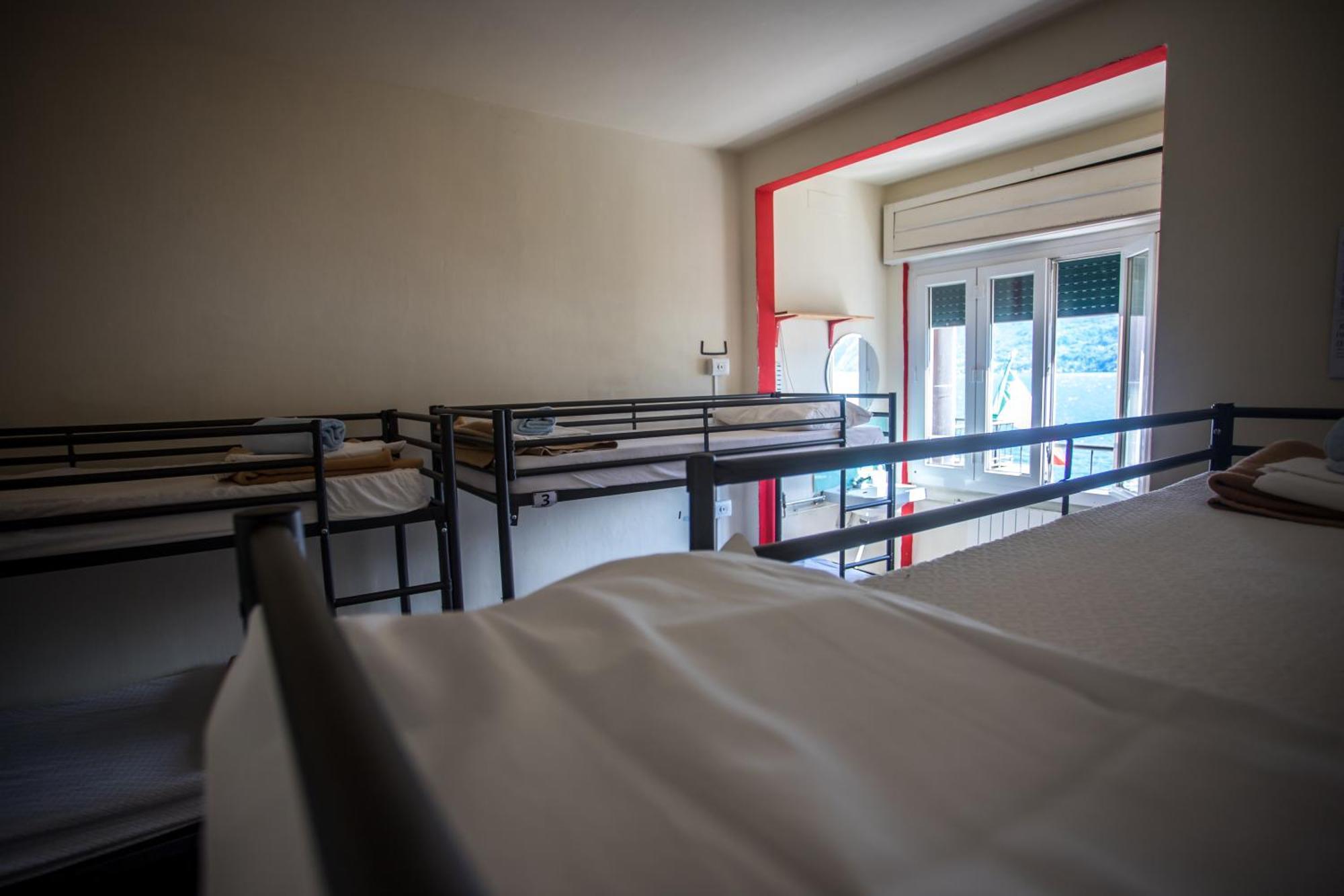 Lit dans Dortoir pour Femmes de 6 Lits