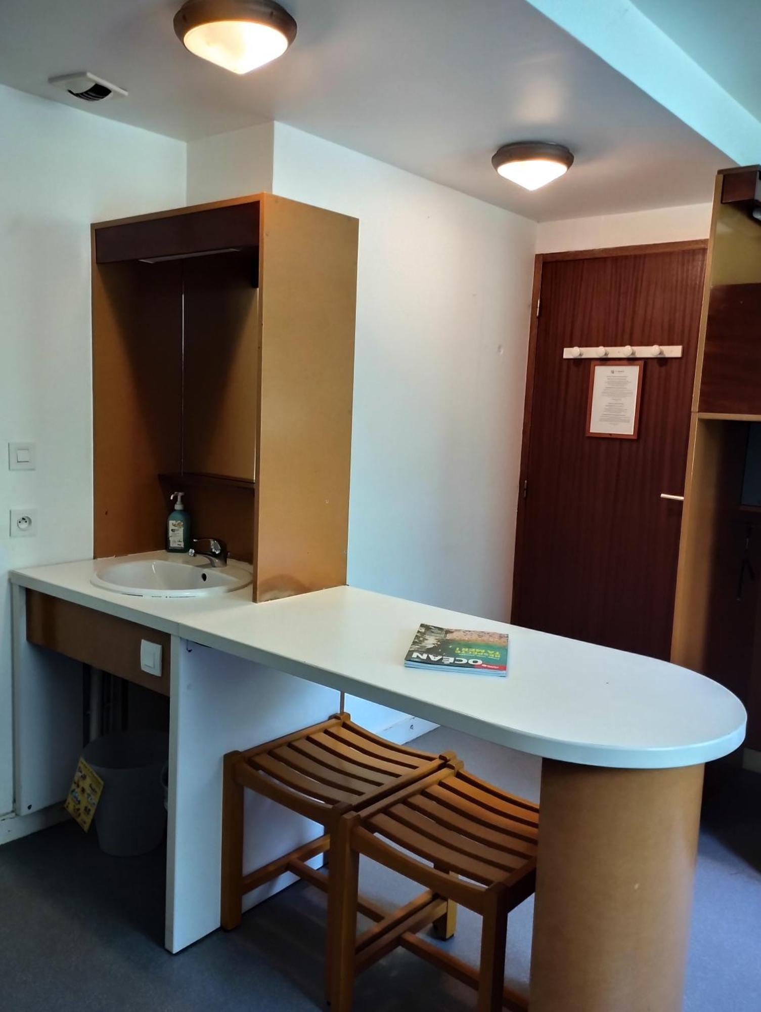 Bed in 5-Bed Female Dormitory with Ensuite Shower – Shared Toilets