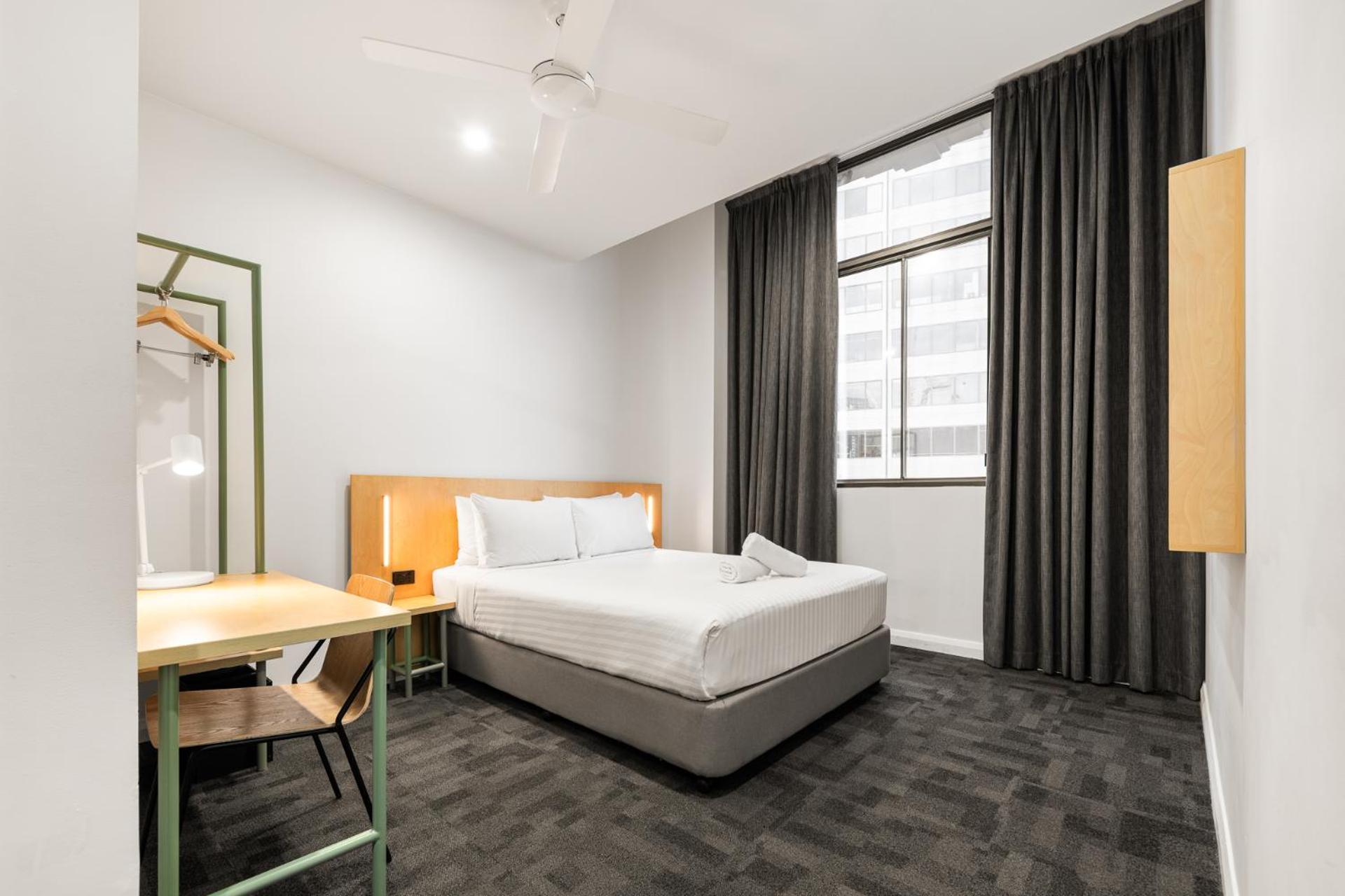 Chambre Lit Queen-Size avec Salle de Bains Privative