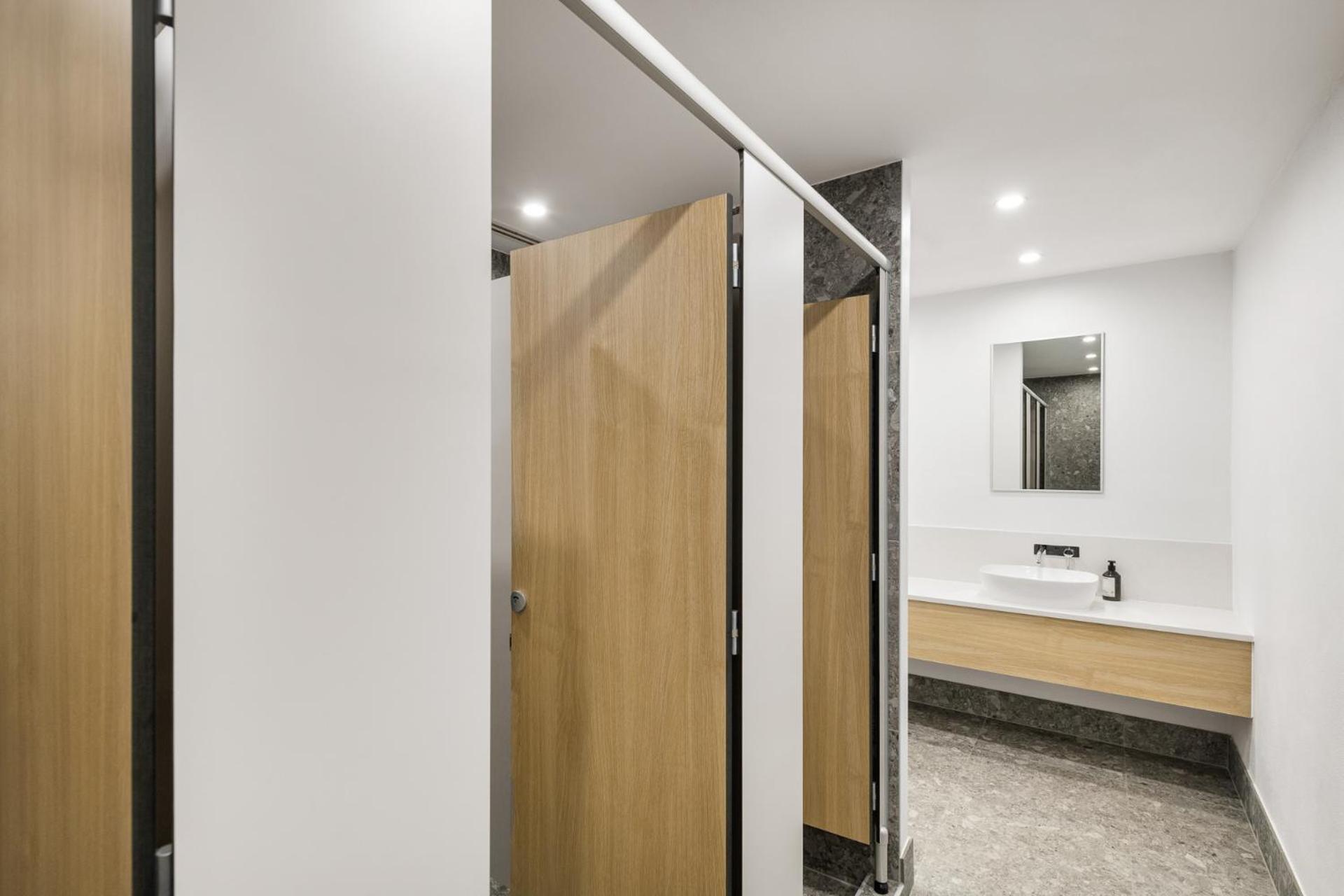 Lit dans Dortoir Mixte de 8 Lits avec Salle de Bains Commune