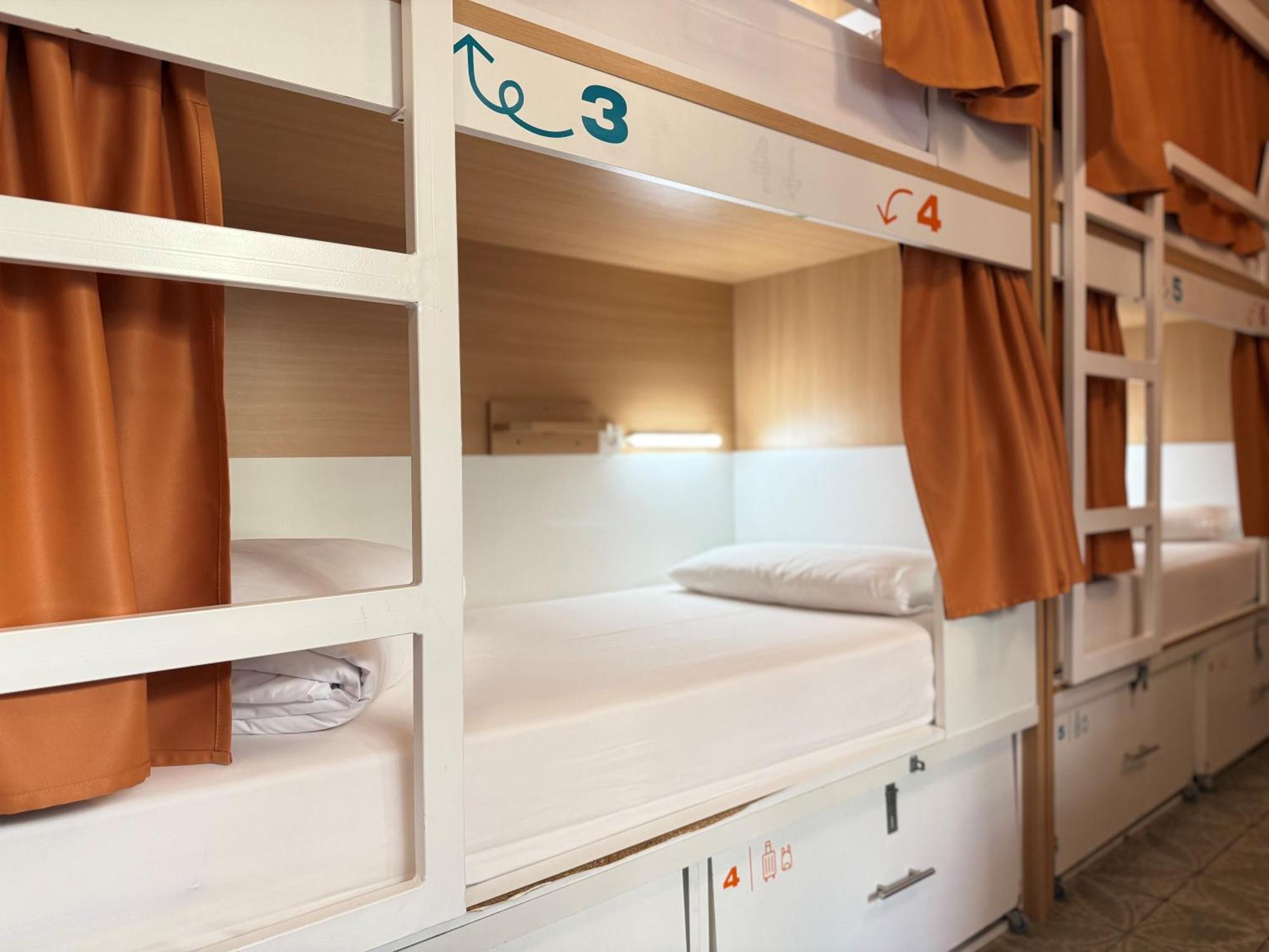 Lit dans Dortoir pour Femmes de 10 Lits