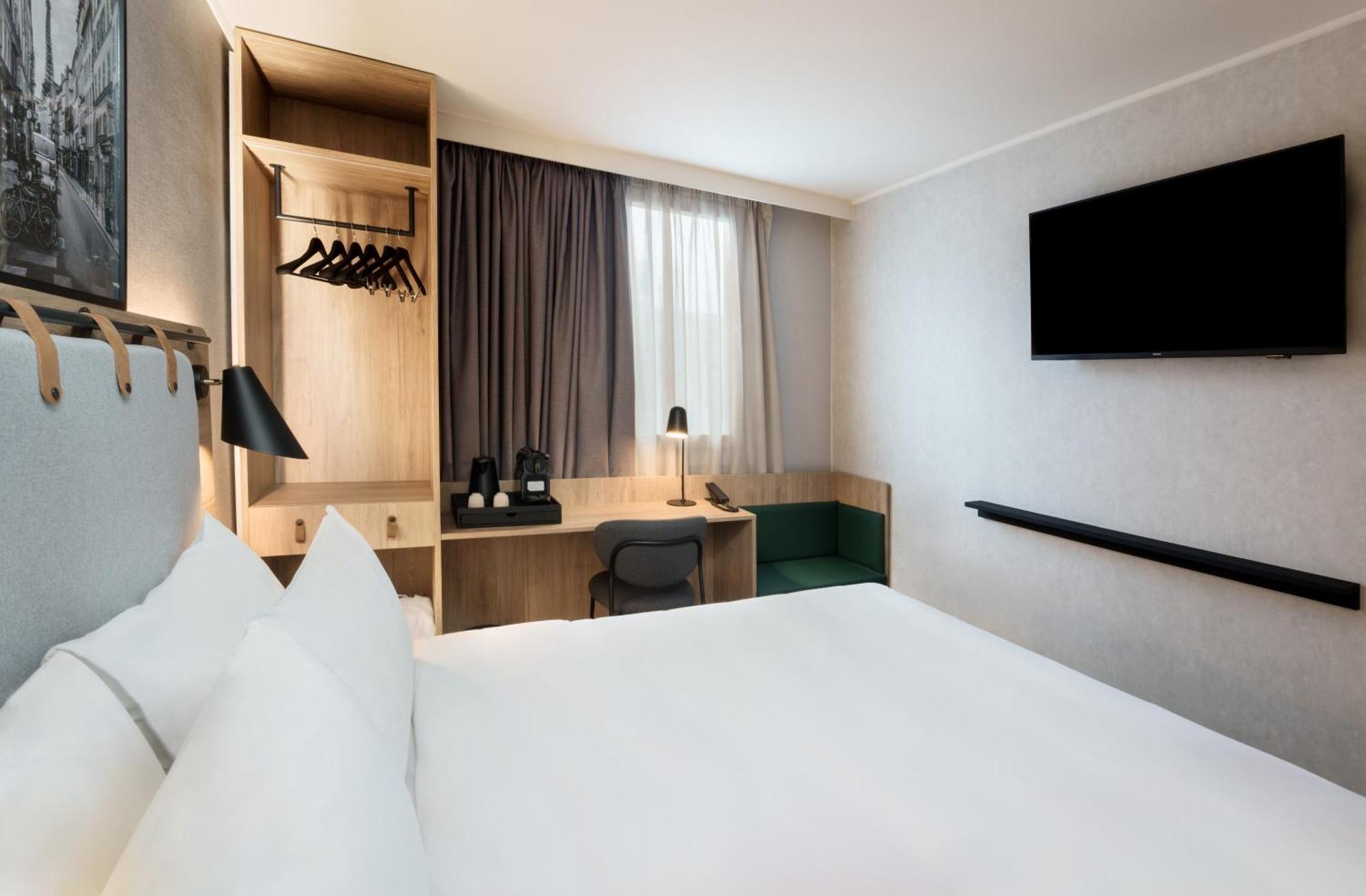 Superior Room 1 King Bed,1661632232:JPEG