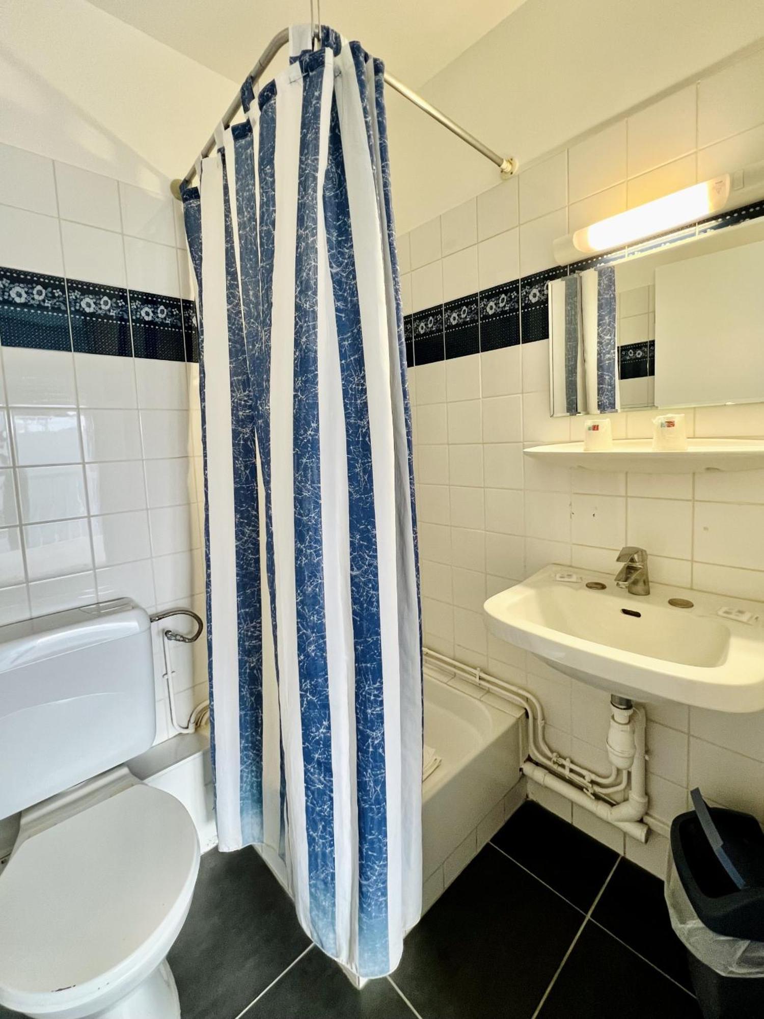 Small Double Room,1644411274:JPEG