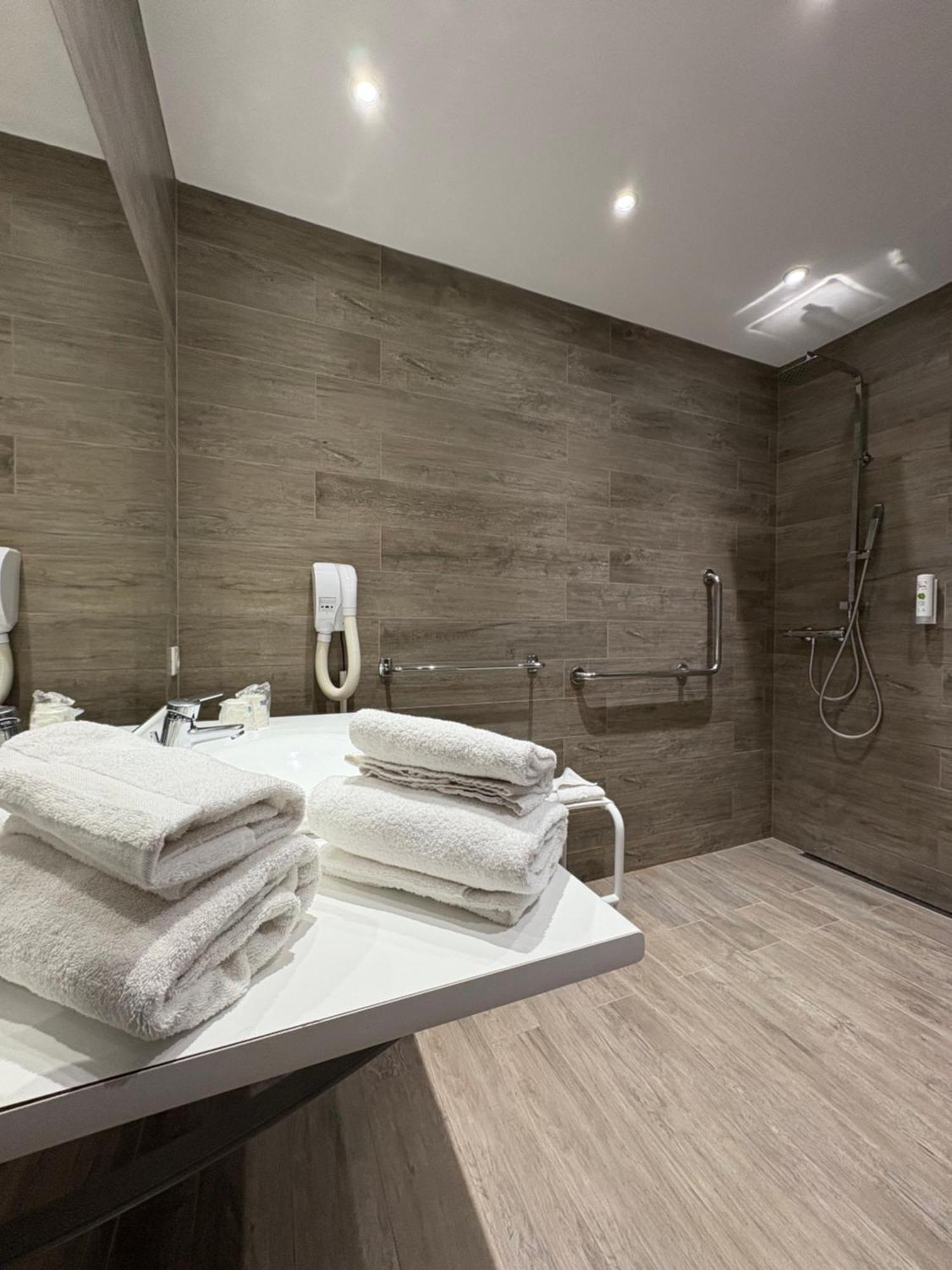 Chambre Double - Accessible aux Personnes à Mobilité Réduite