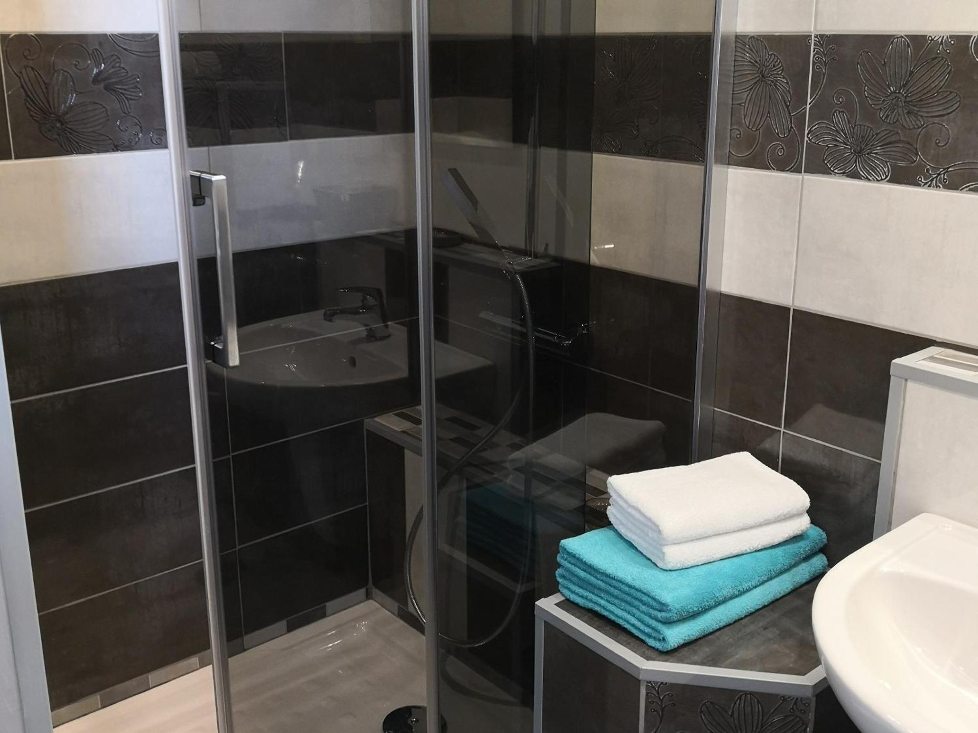 Chambre Double Confort avec Salle de Bains - Vue sur Ville