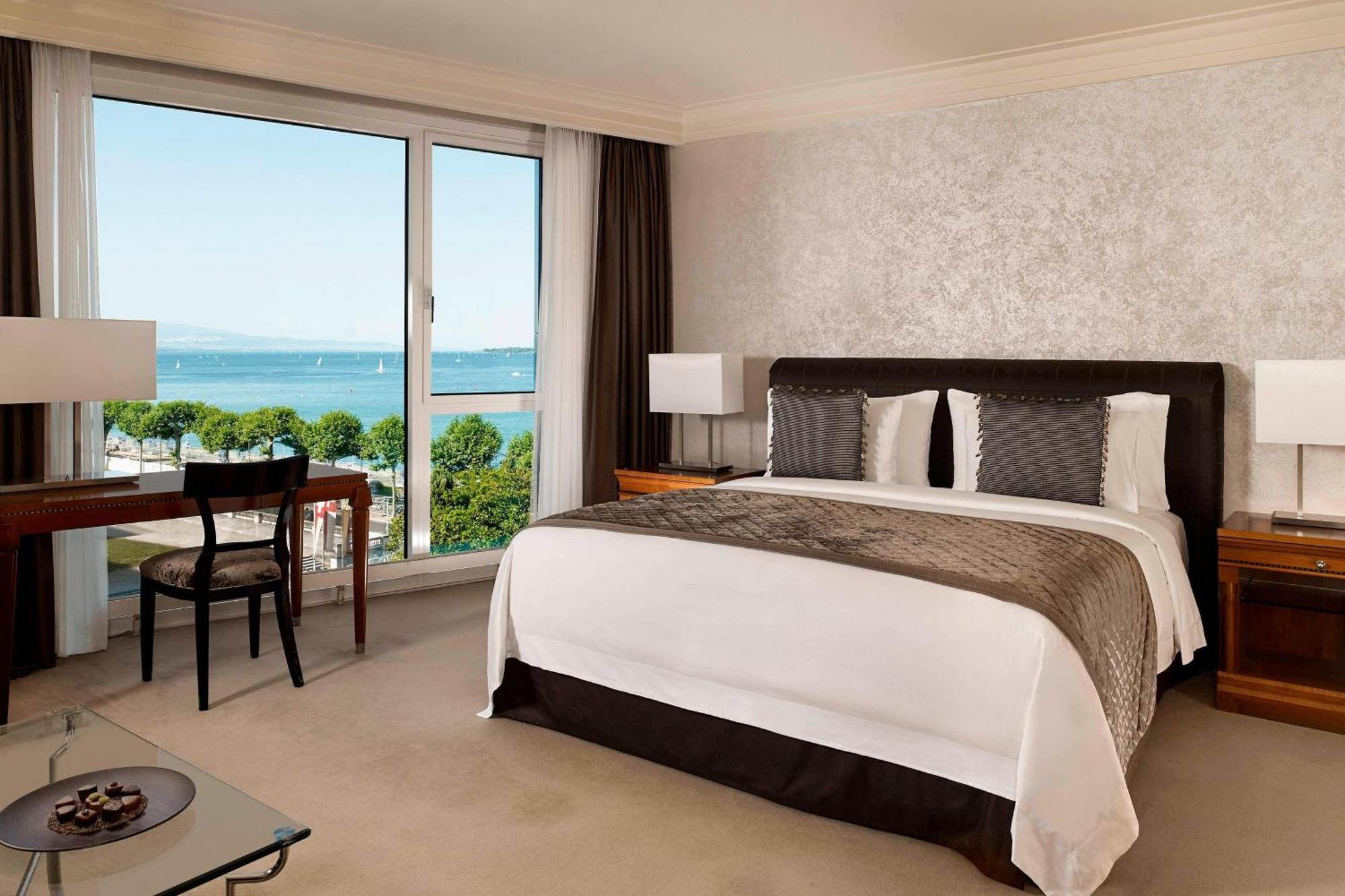 Large Executive King Room Lake View