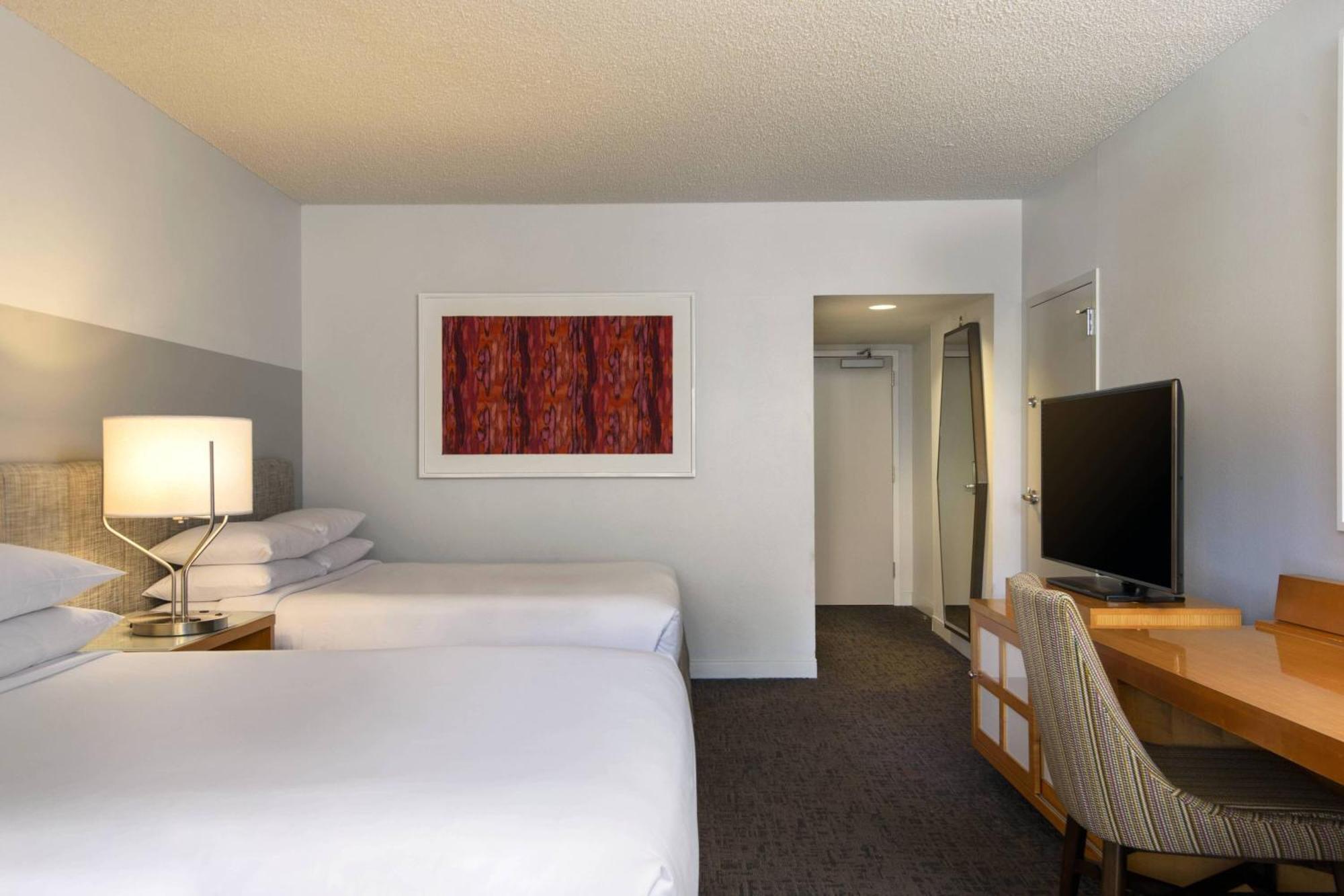 Chambre Double avec 2 Lits Queen-Size - Vue sur Piscine (Pas de Frais de Service)
