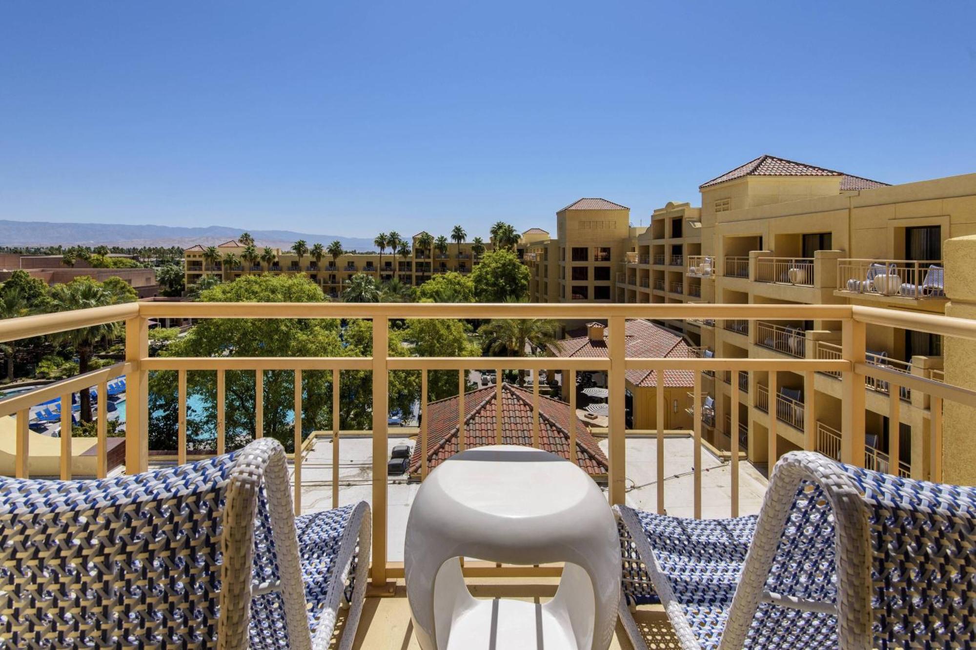 Suite Lit King-Size - Vue sur Piscine (Sans Frais de Service)