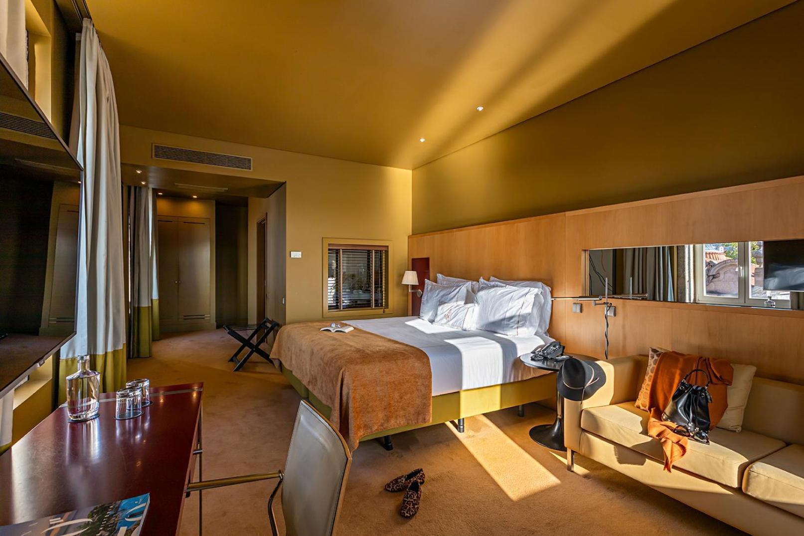 Grande chambre avec lit d’appoint et vue