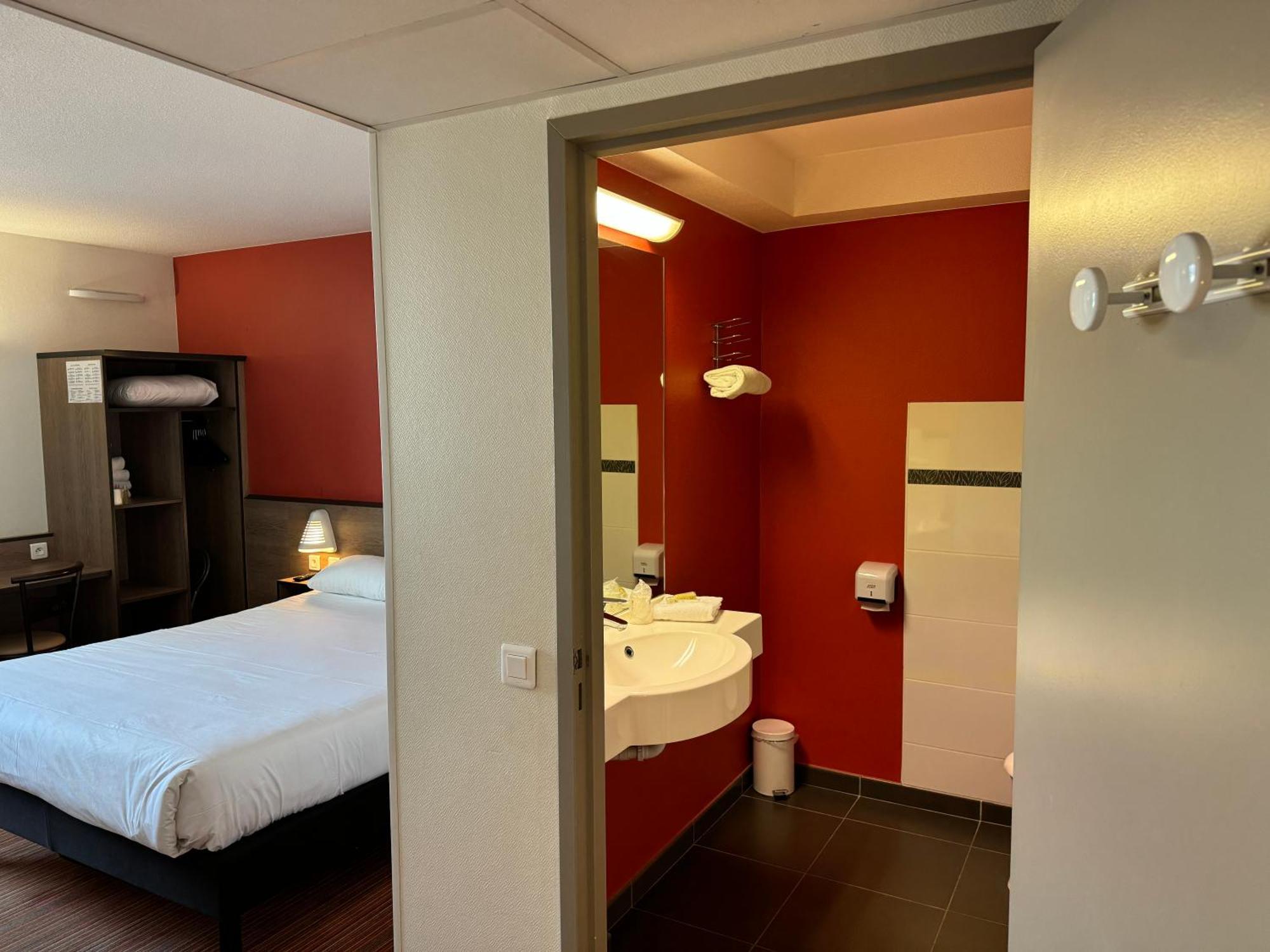 Family Room (4 Adults + 1 Child),1643774344:JPEG