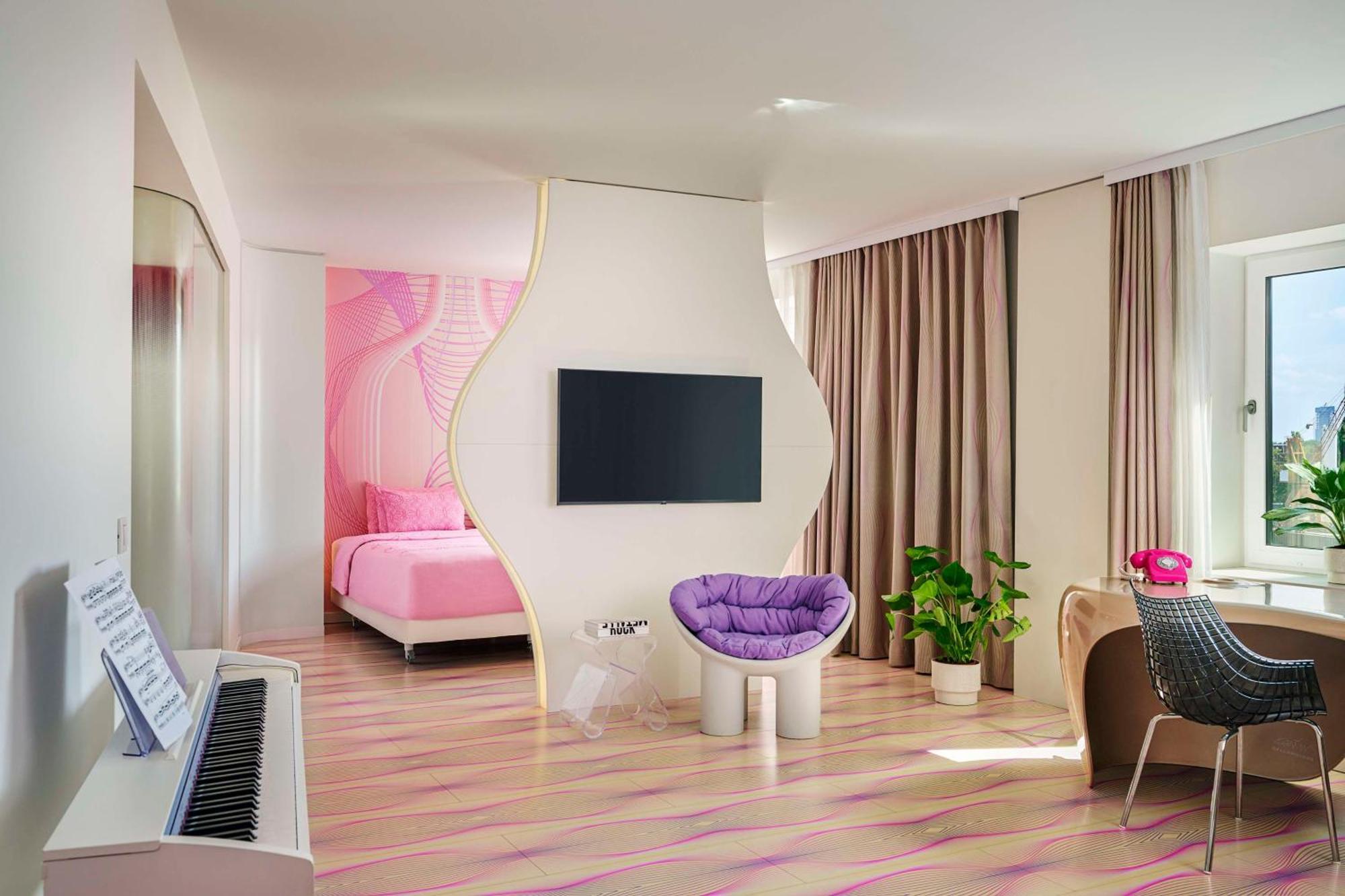 nhow Friends & Family Room with River View