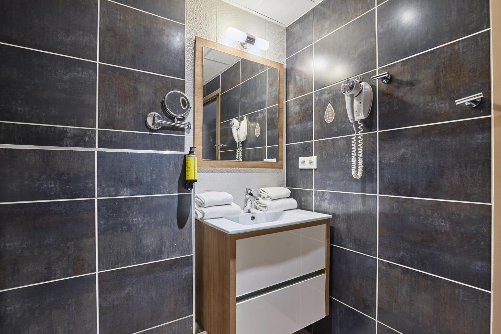 Standard Studio (2 Adults),1652769874:JPEG