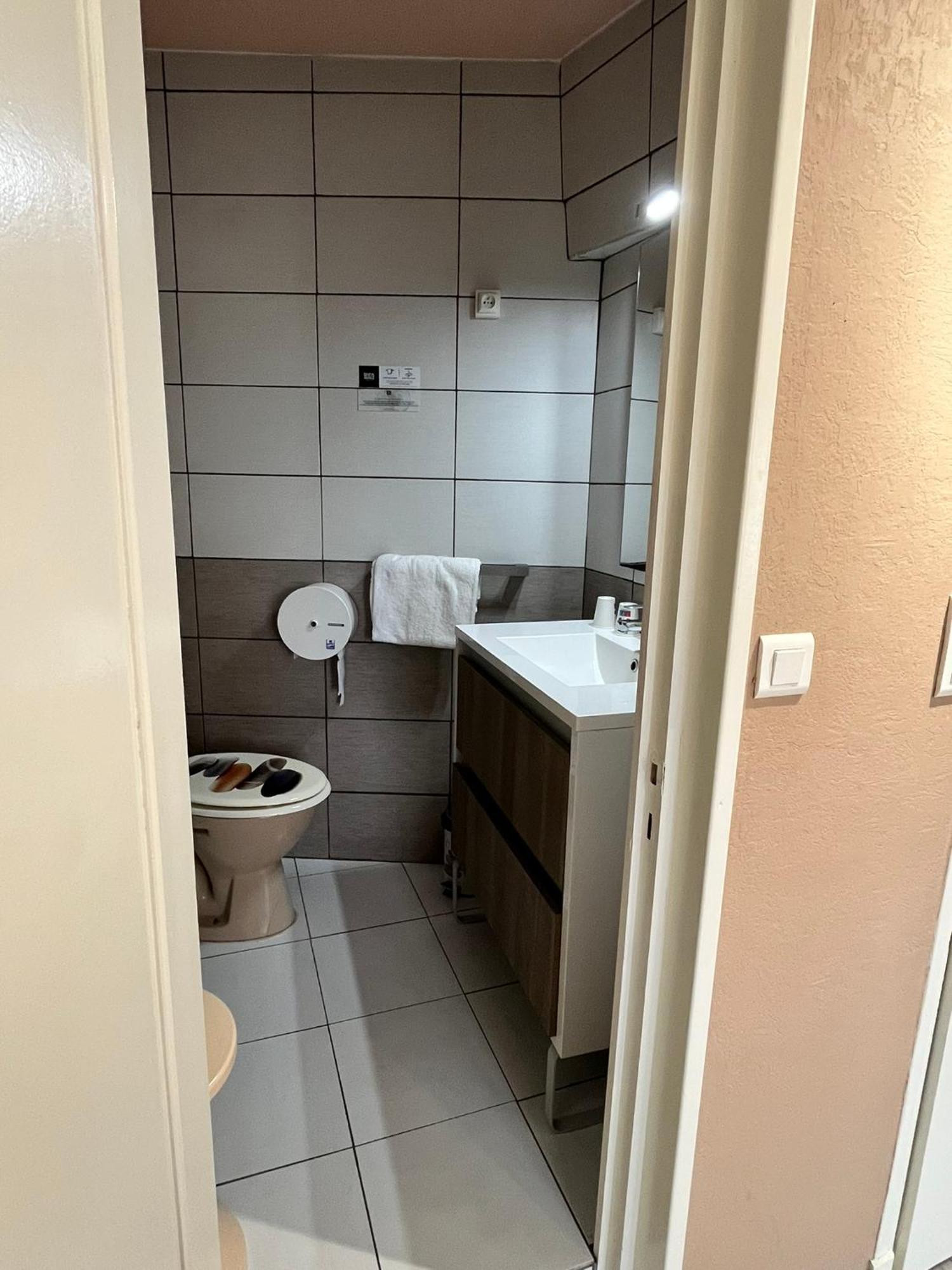 Twin Room,1655274924:JPEG