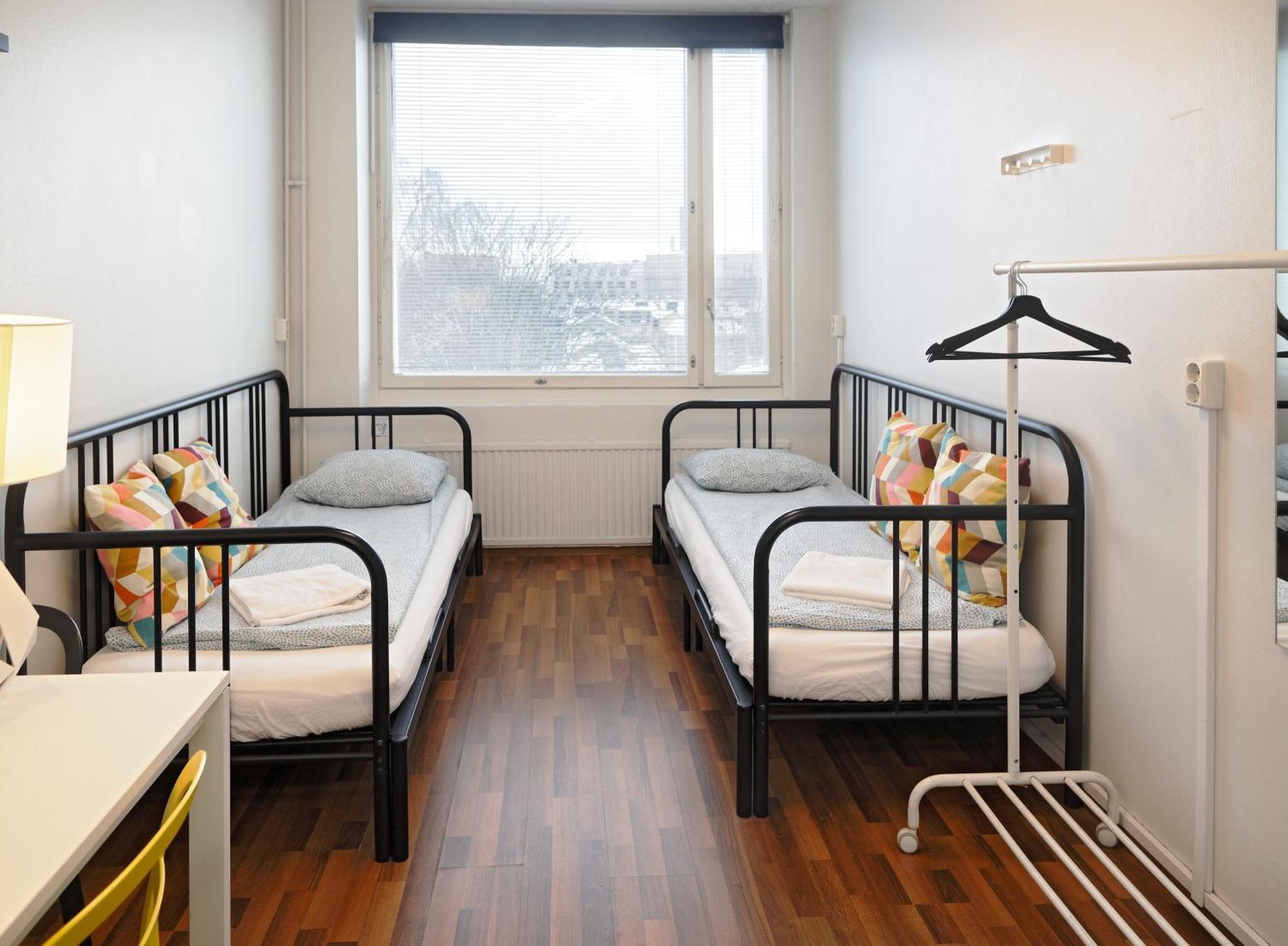 Chambre Lits Jumeaux avec Salle de Bains Commune