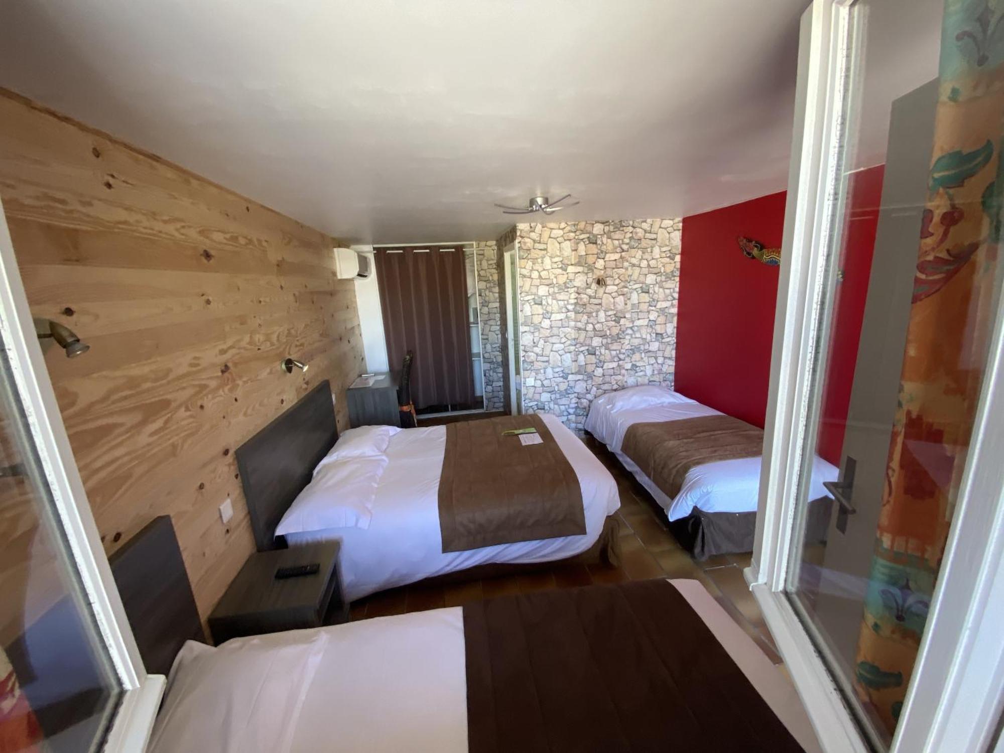 Chambre Quadruple avec Salle de Bains Privative