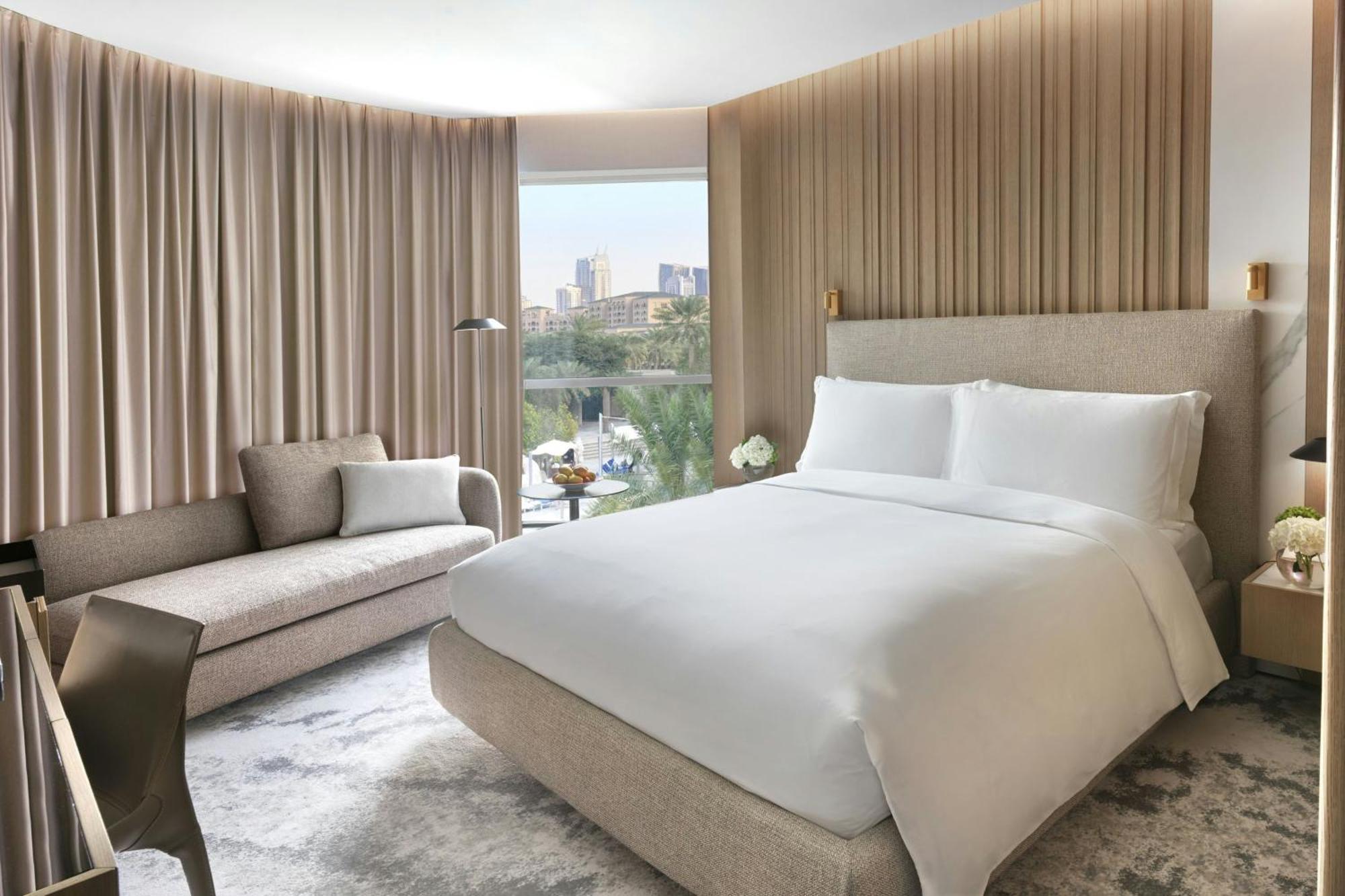 Deluxe Club King with Club Lounge Access
