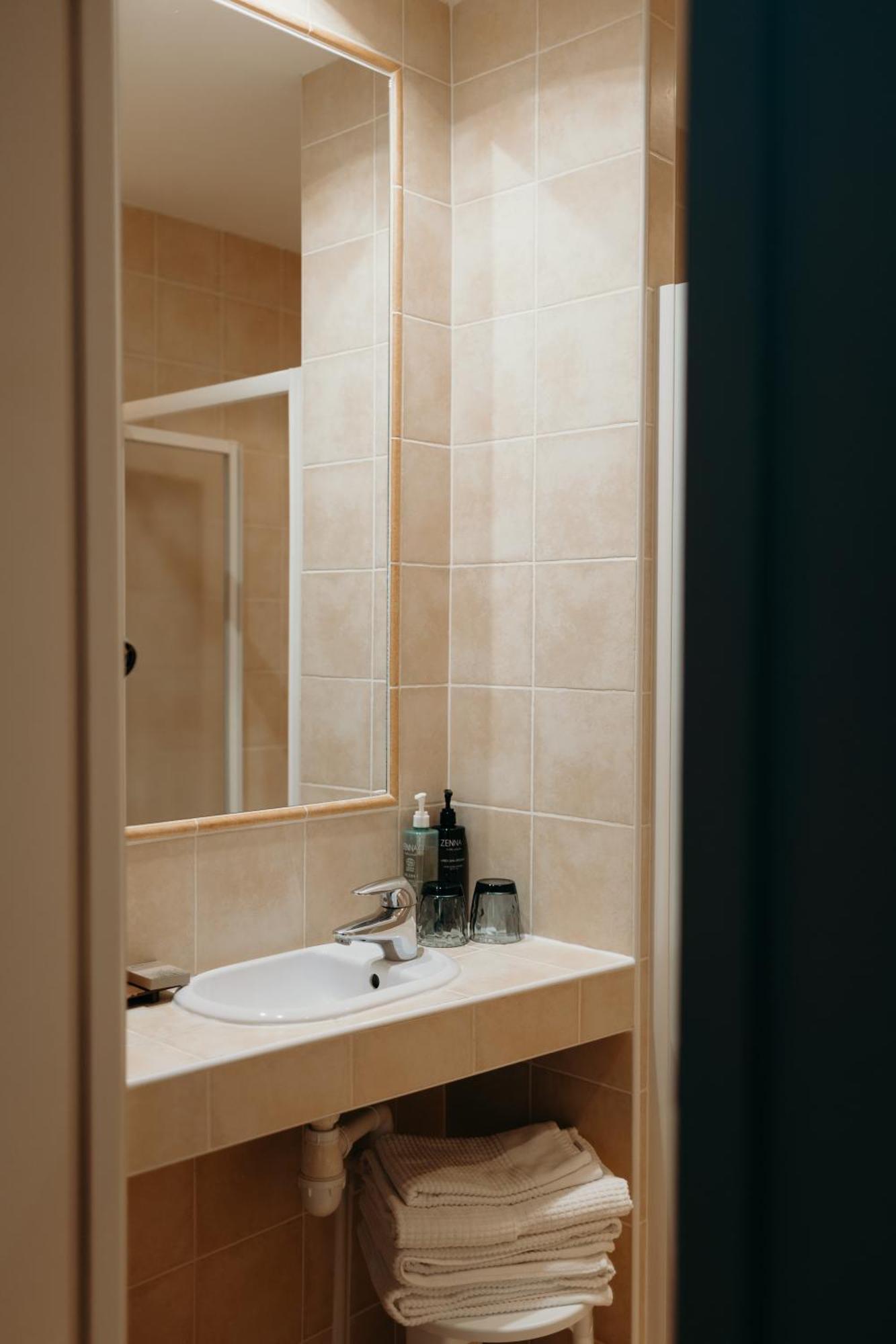 Double Room with Street View,1660285429:JPEG