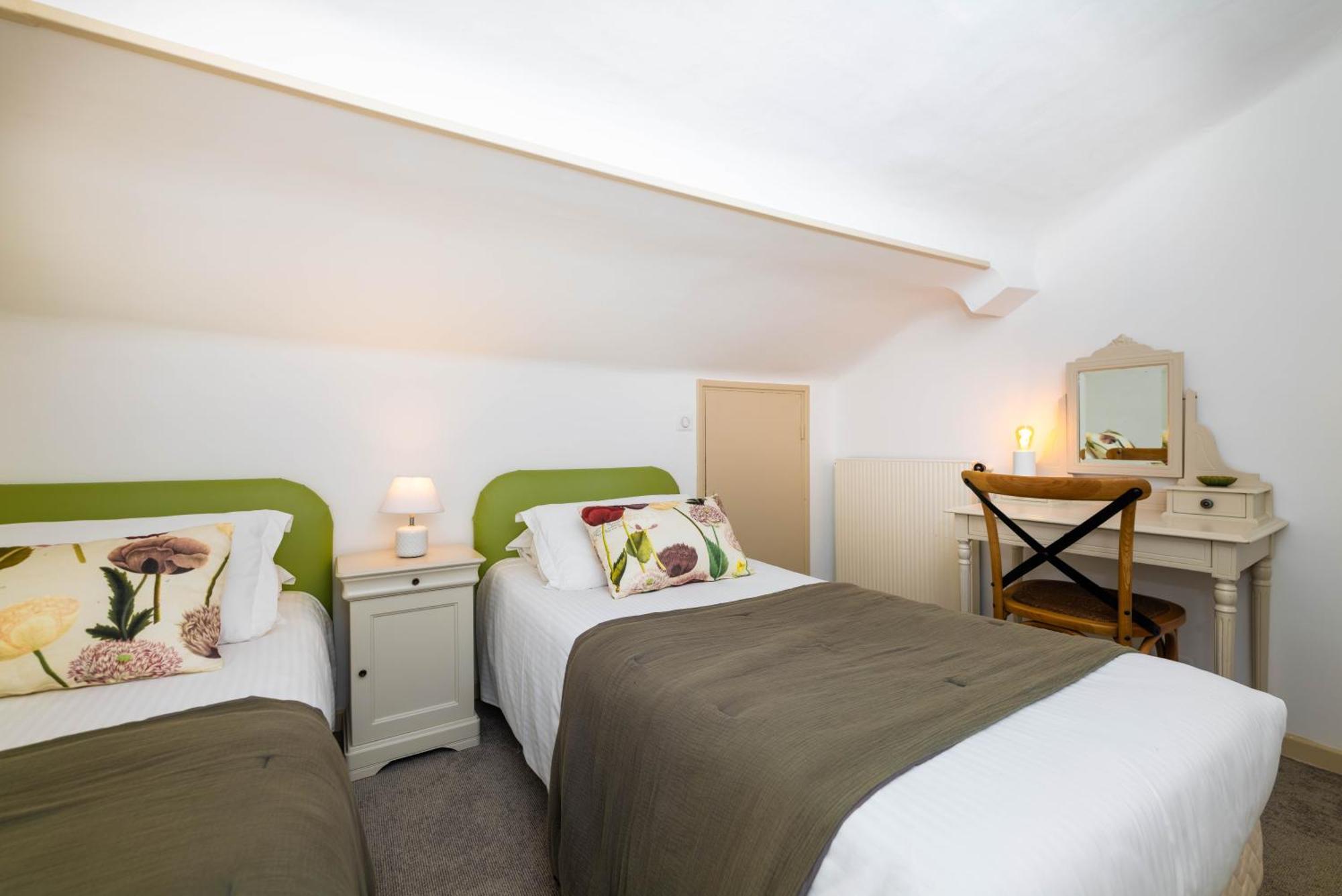 One-Bedroom Suite Sea View