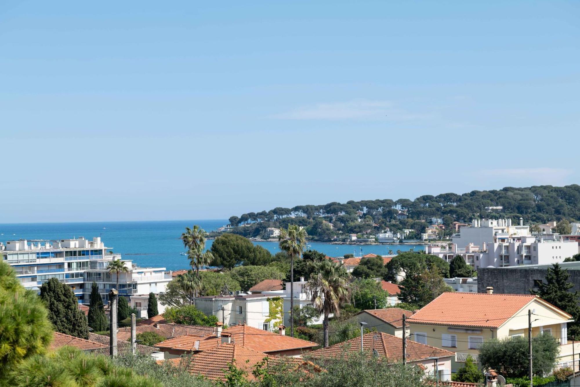 One-Bedroom Suite Sea View