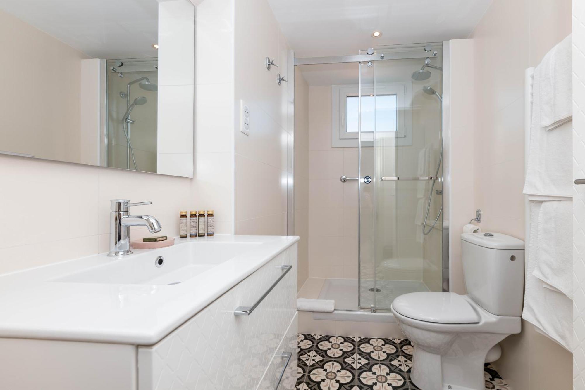 One-Bedroom Suite Sea View