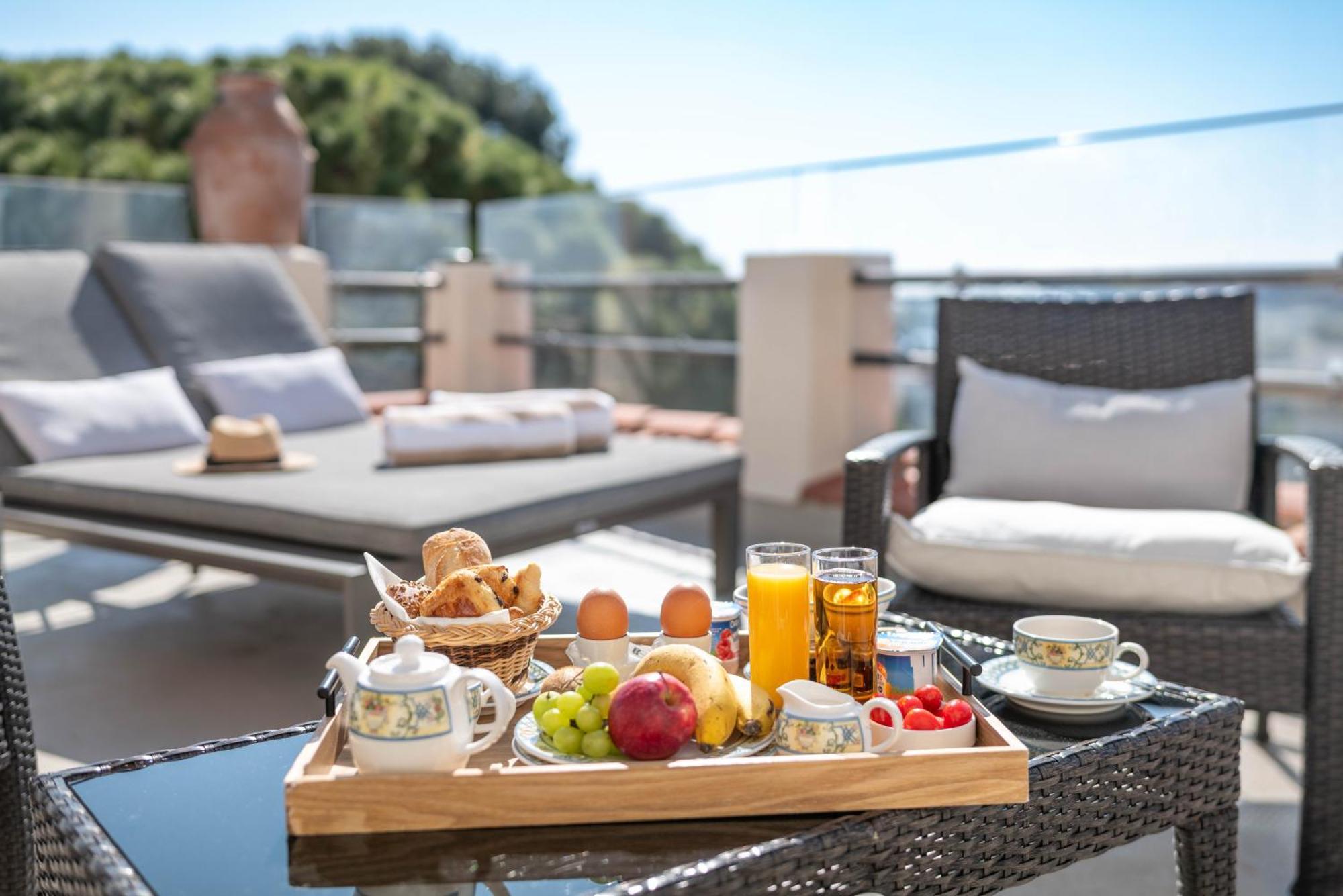 One-Bedroom Suite Sea View