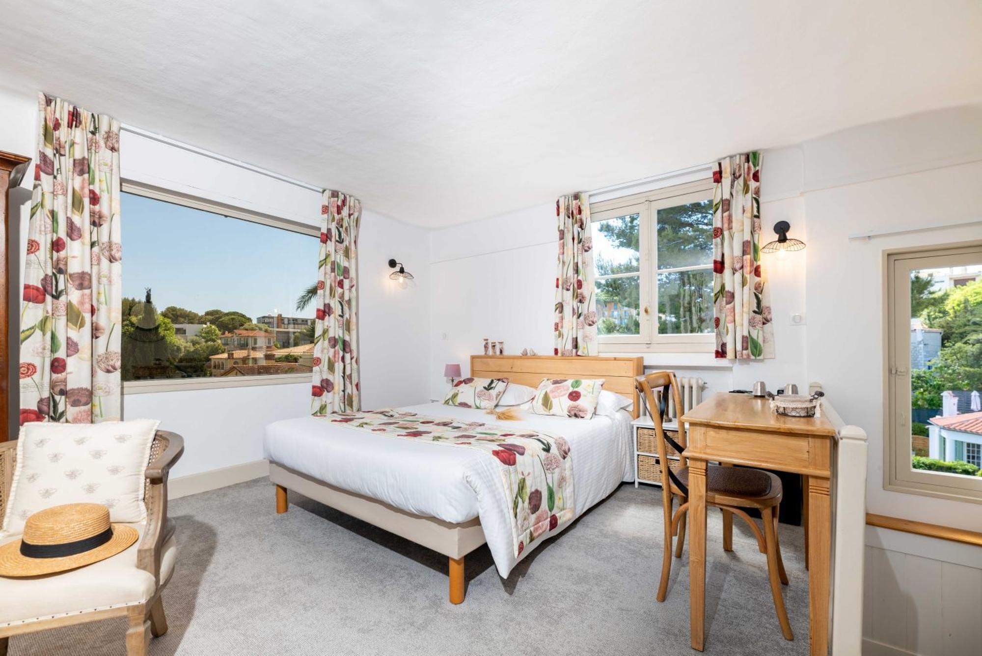 One-Bedroom Suite Sea View