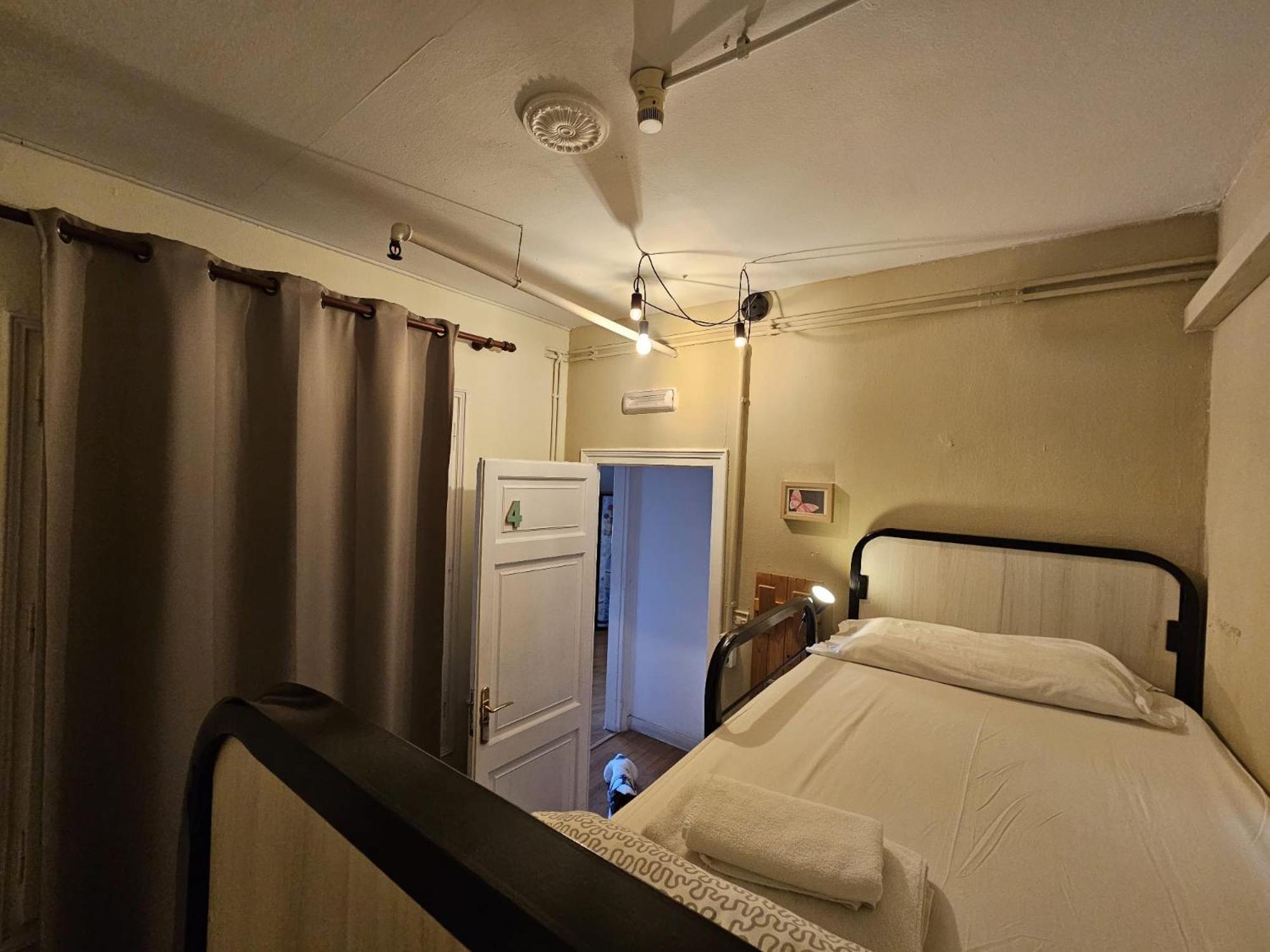 Chambre Lits Jumeaux avec Lits Superposés et Salle de Bains Commune