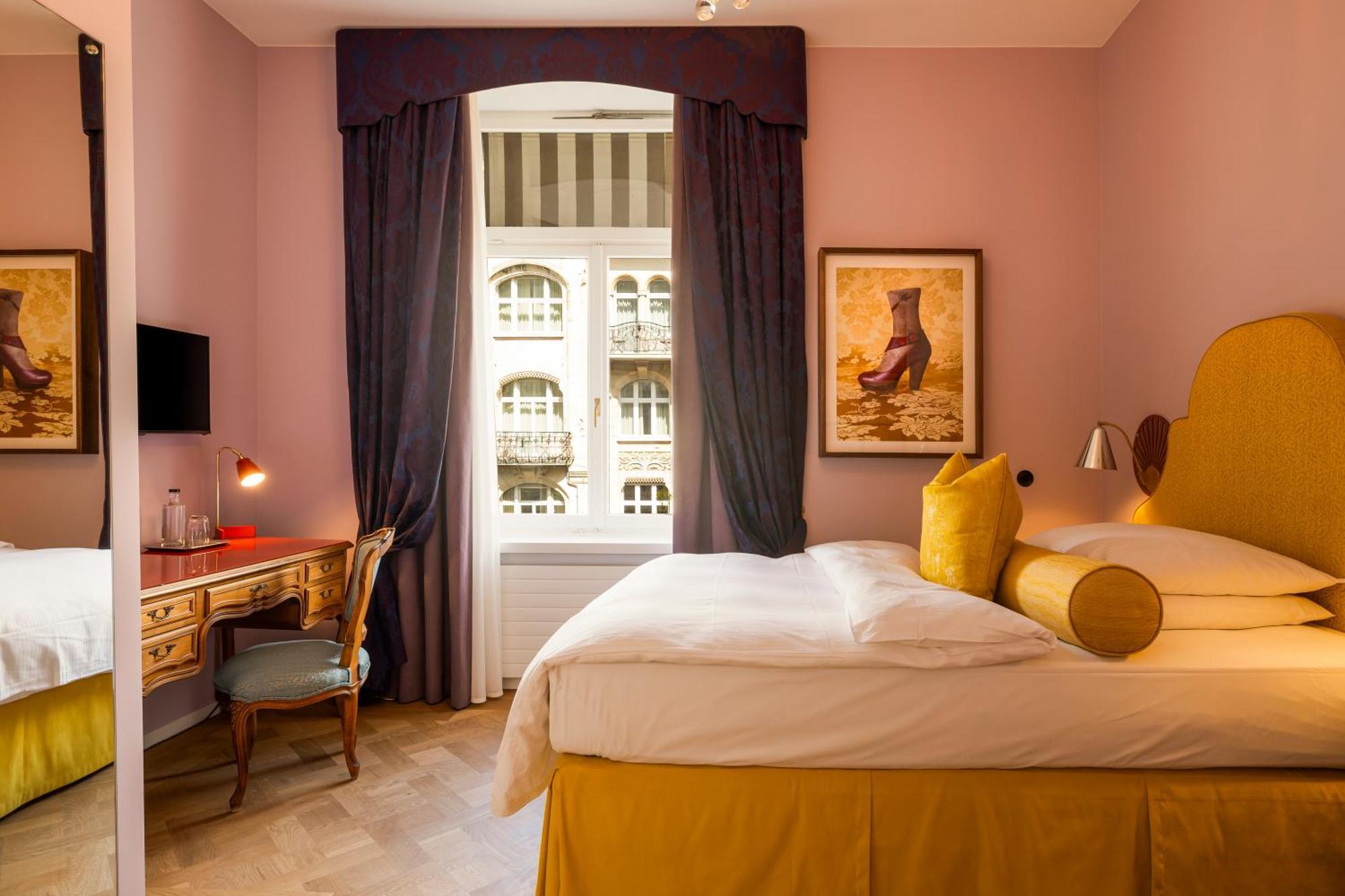 Superior Single Room Queen-Size Bed